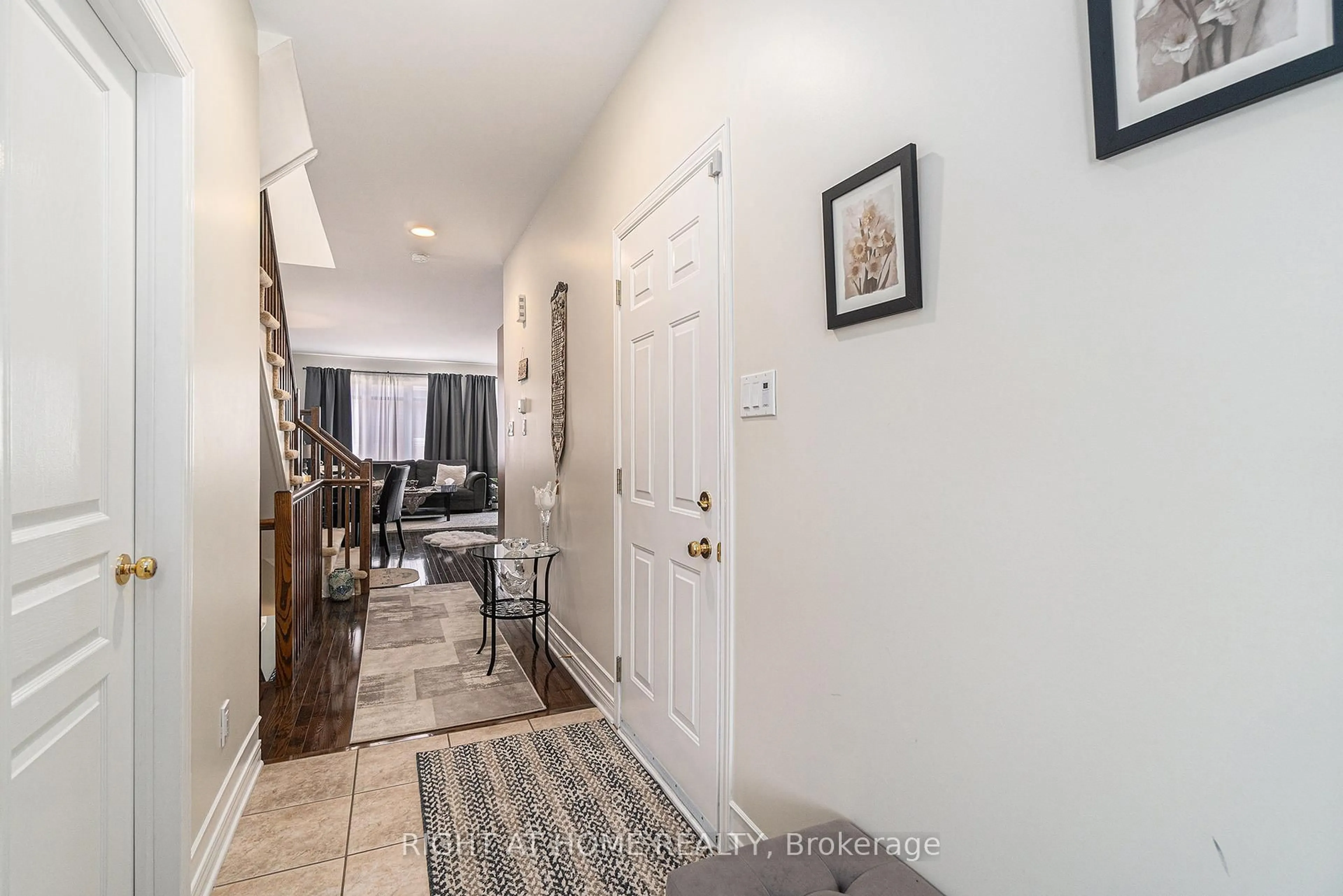 Indoor entryway for 174 Parkin Circ, Ottawa Ontario K1T 4G4