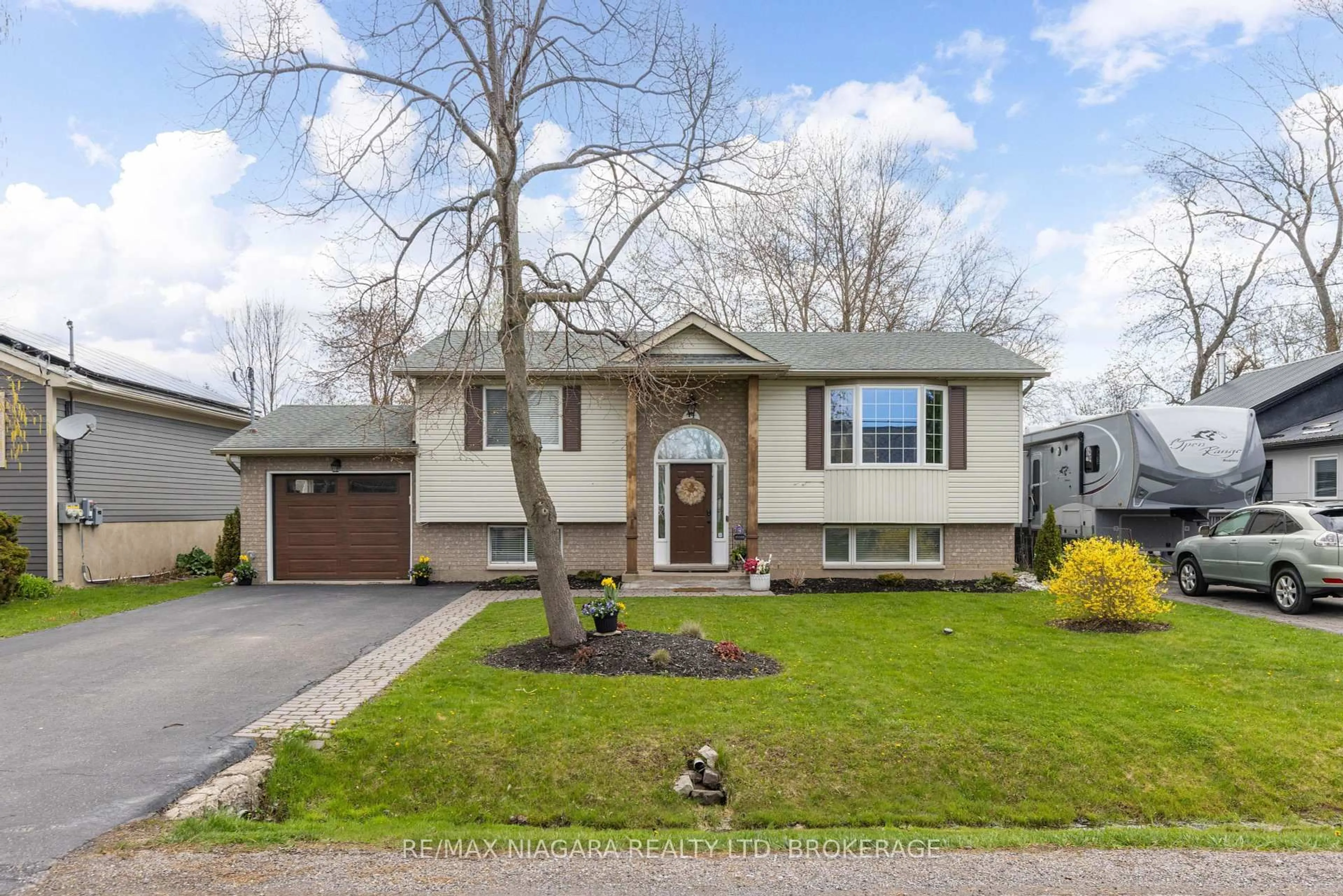 Home with vinyl exterior material, street for 44 Maple Leaf Ave, Fort Erie Ontario L0S 1N0