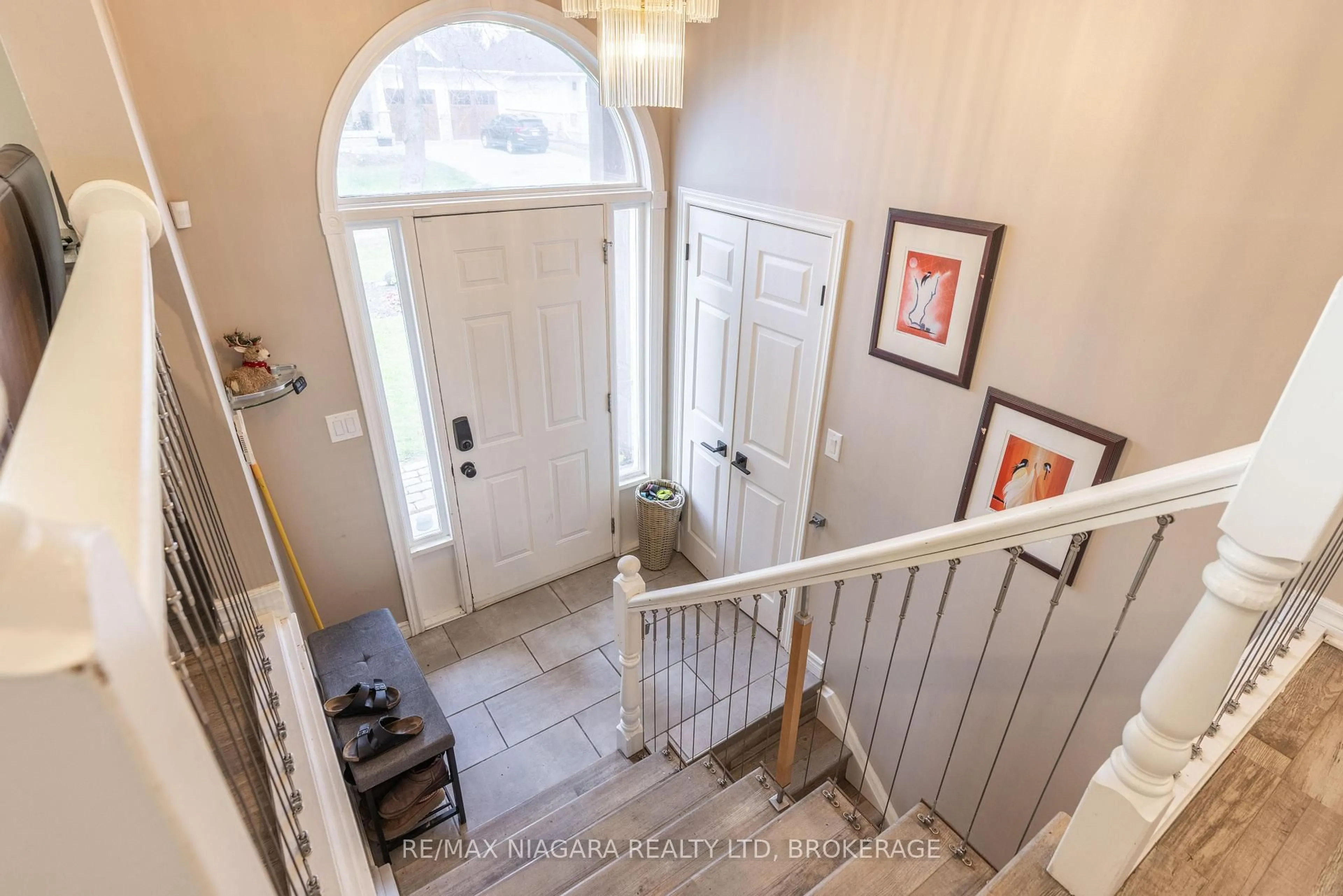 Indoor entryway for 44 Maple Leaf Ave, Fort Erie Ontario L0S 1N0