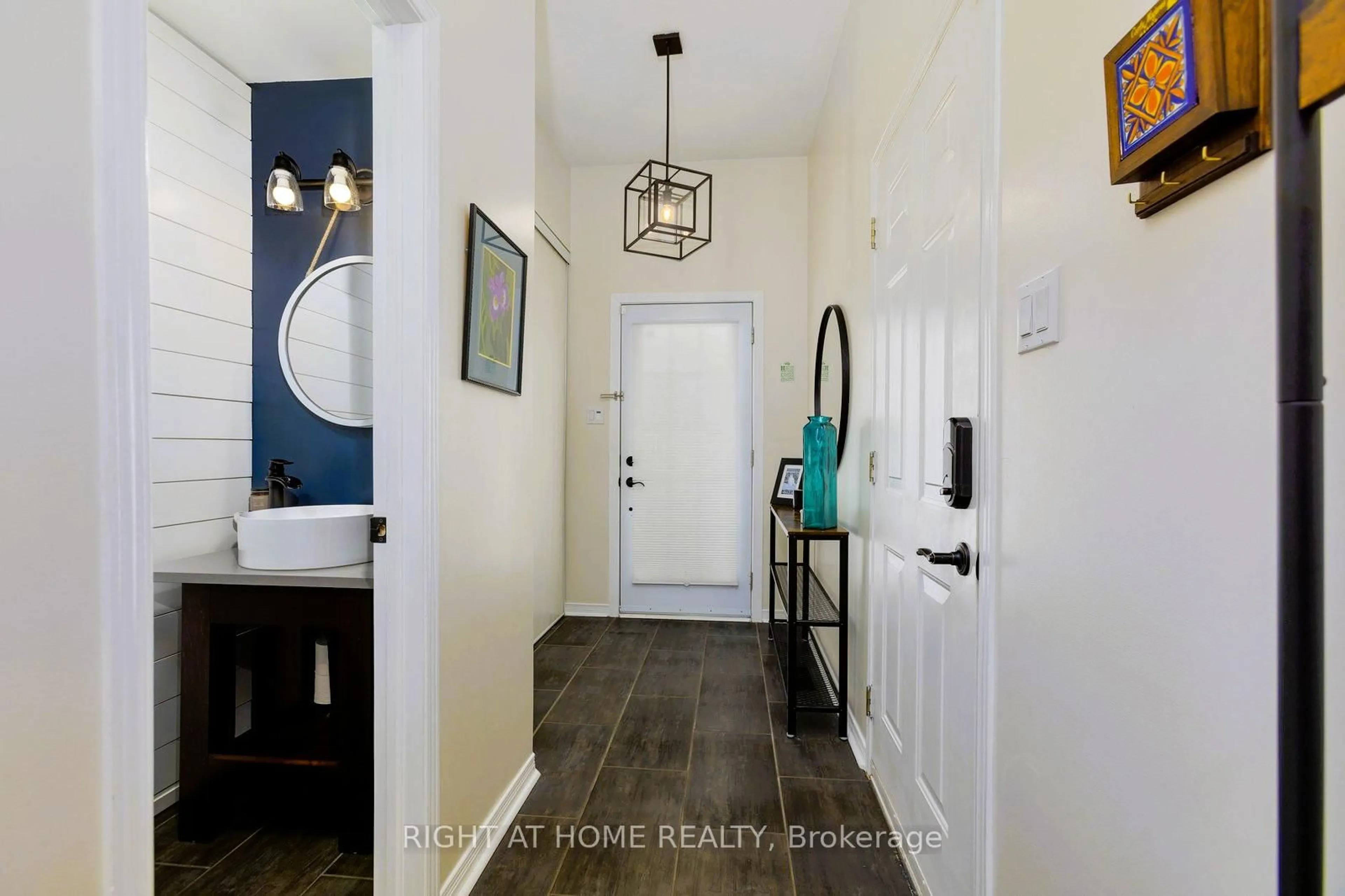 Indoor entryway for 338 Hillsboro Private #49, Kanata Ontario K2M 3B2