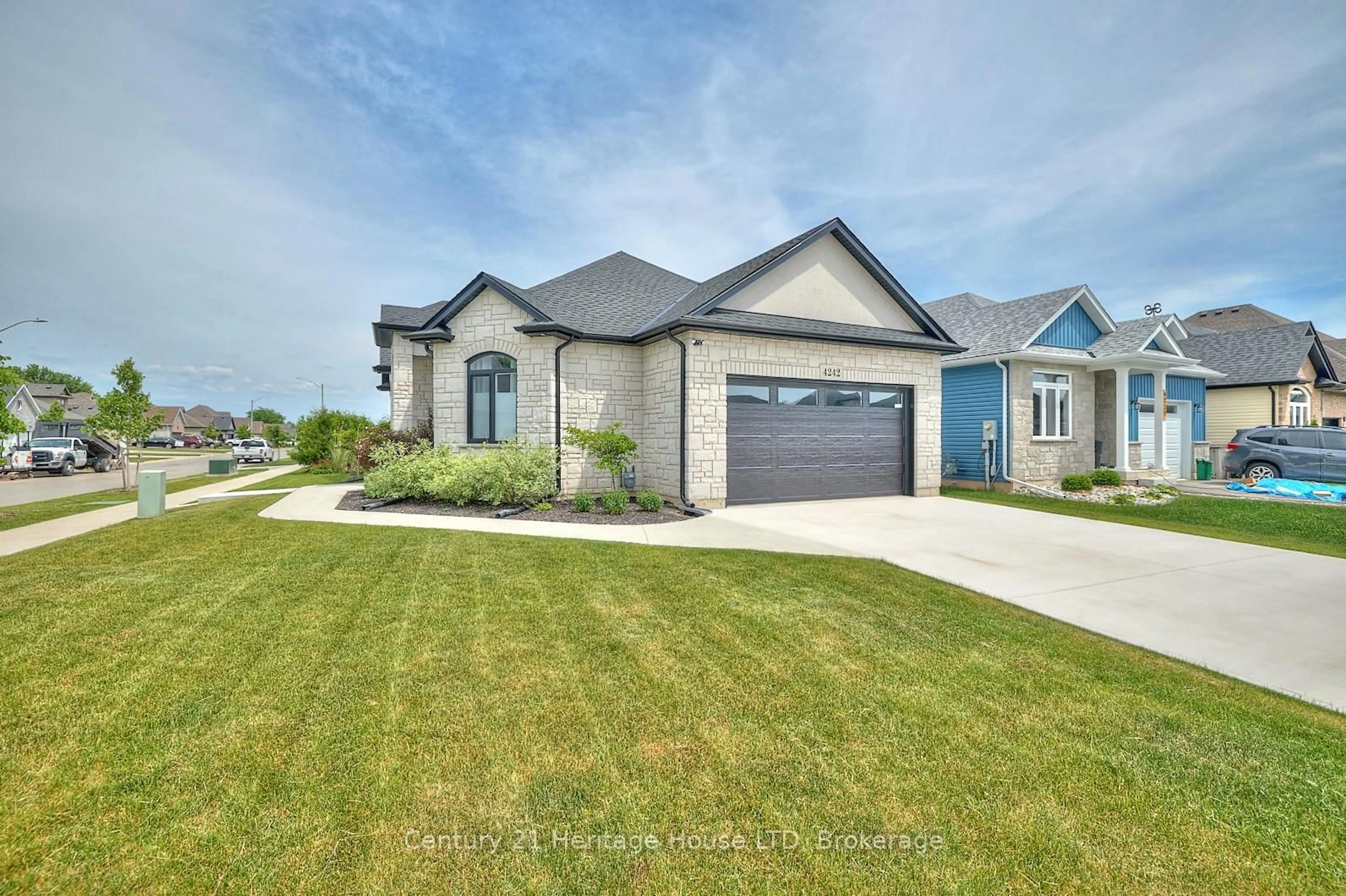 Home with brick exterior material, street for 4242 VILLAGE CREEK Dr, Fort Erie Ontario L0S 1S0