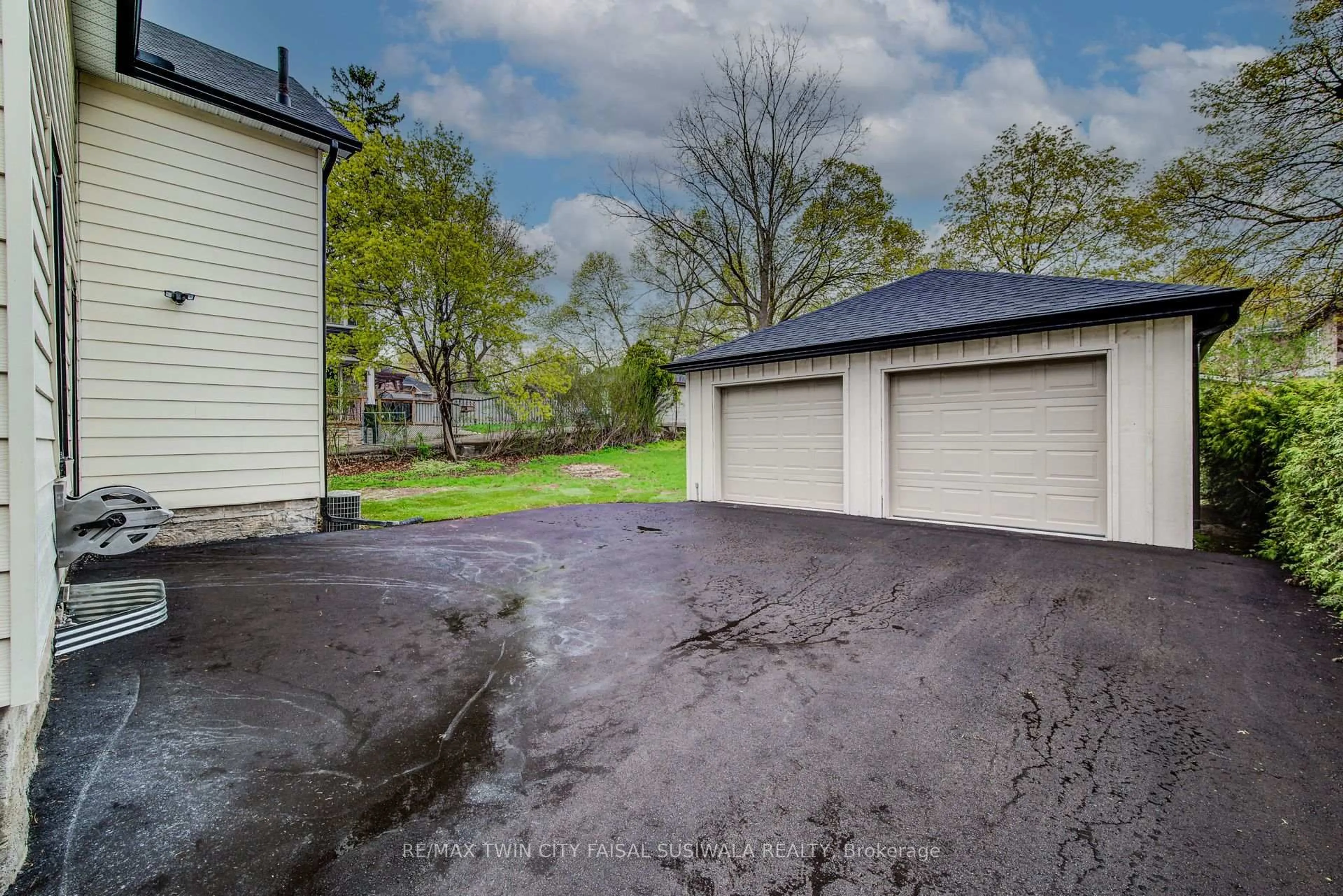 A pic from outside/outdoor area/front of a property/back of a property/a pic from drone, street for 15 Chisholm St, Cambridge Ontario N1R 4E3