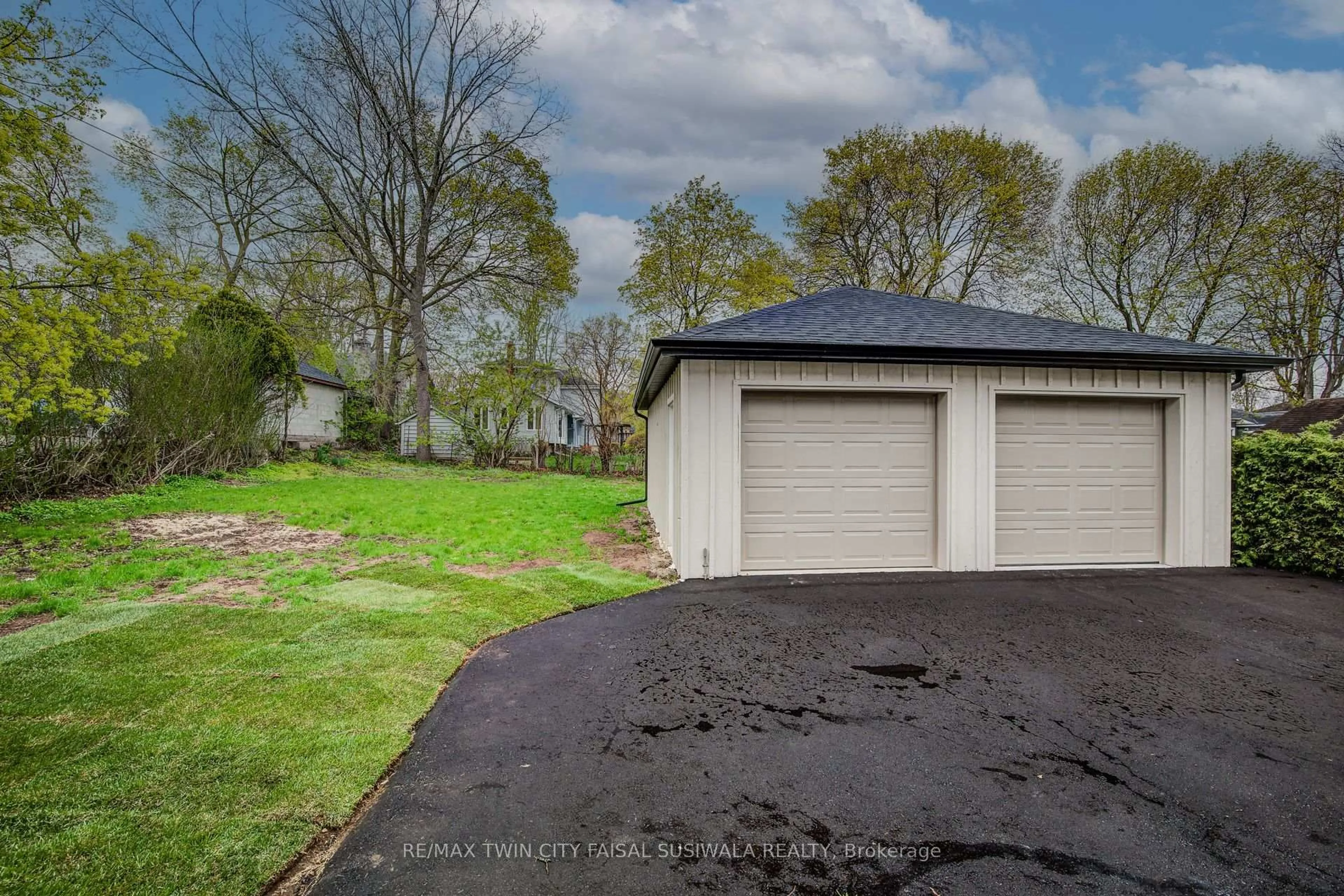 A pic from outside/outdoor area/front of a property/back of a property/a pic from drone, street for 15 Chisholm St, Cambridge Ontario N1R 4E3