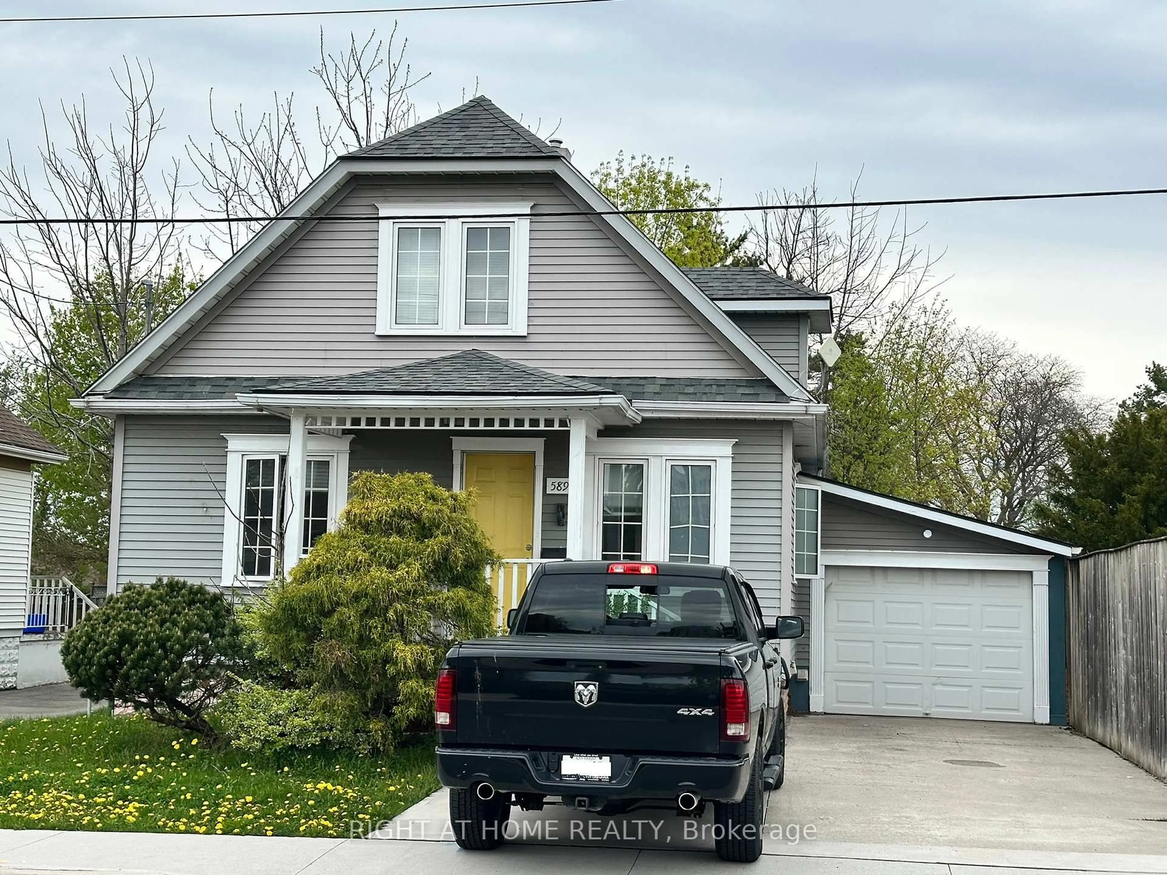 Home with vinyl exterior material, street for 5893 Prospect St, Niagara Falls Ontario L2G 1G9