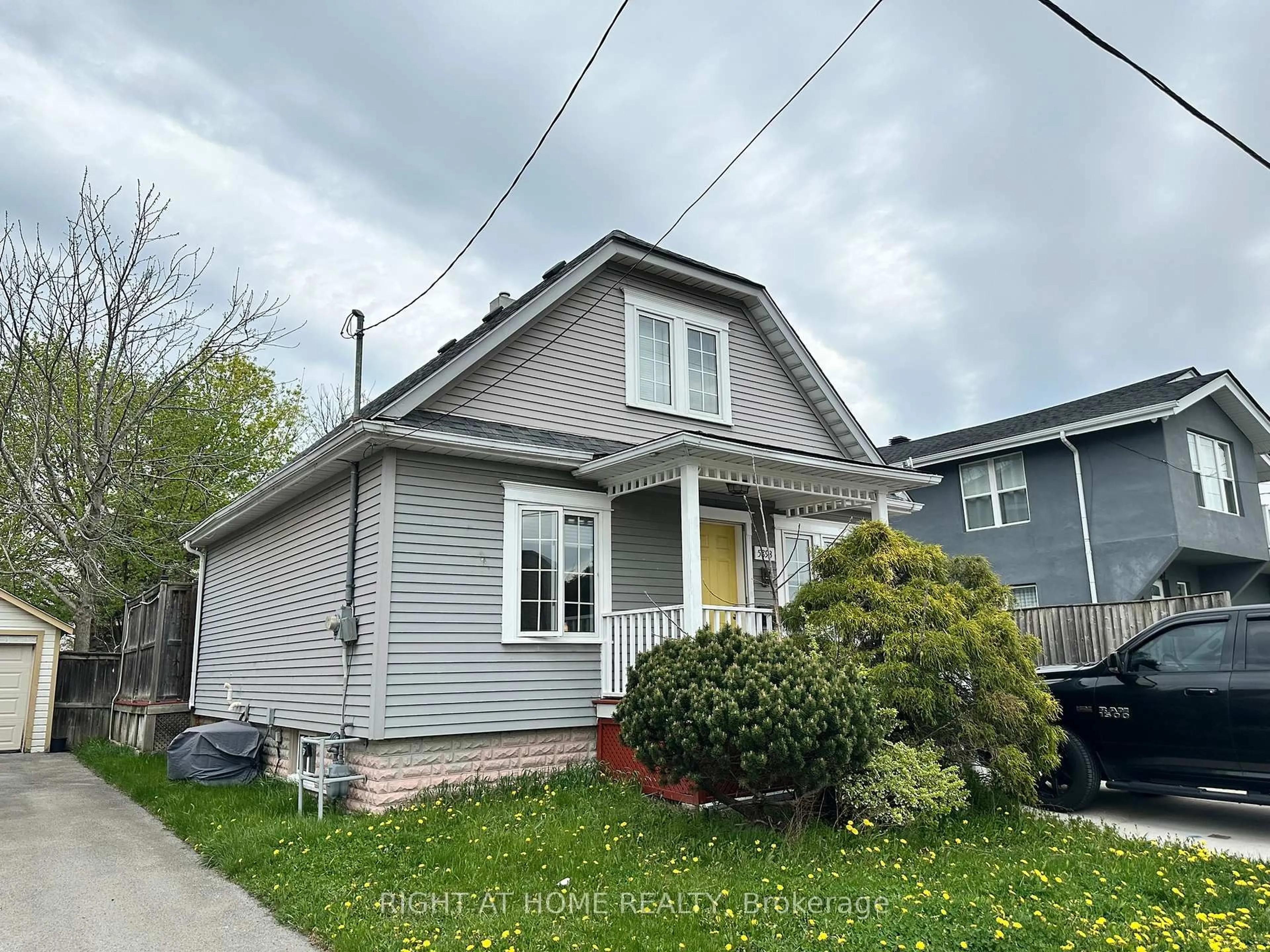 Home with vinyl exterior material, street for 5893 Prospect St, Niagara Falls Ontario L2G 1G9