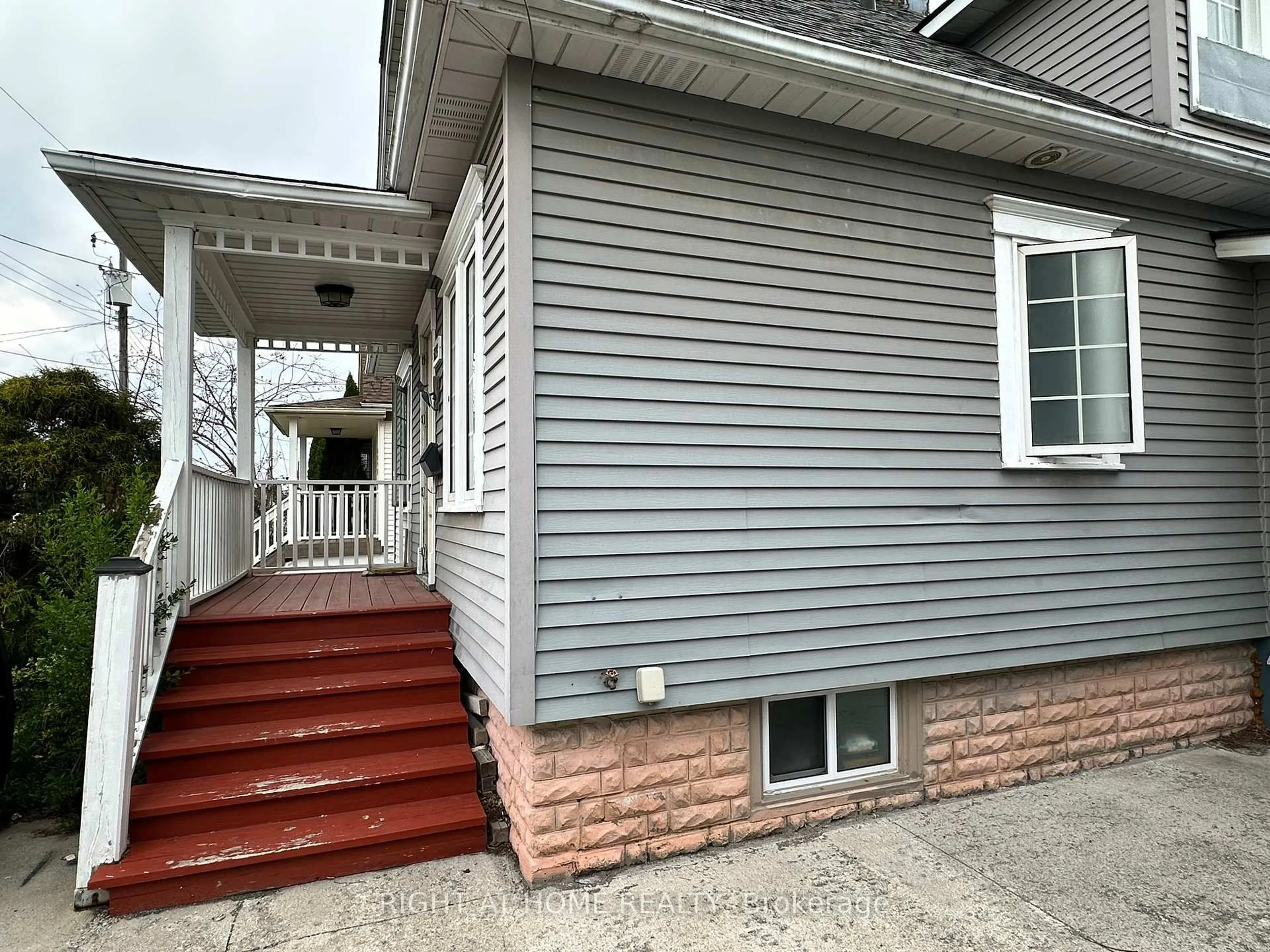 Home with vinyl exterior material, street for 5893 Prospect St, Niagara Falls Ontario L2G 1G9