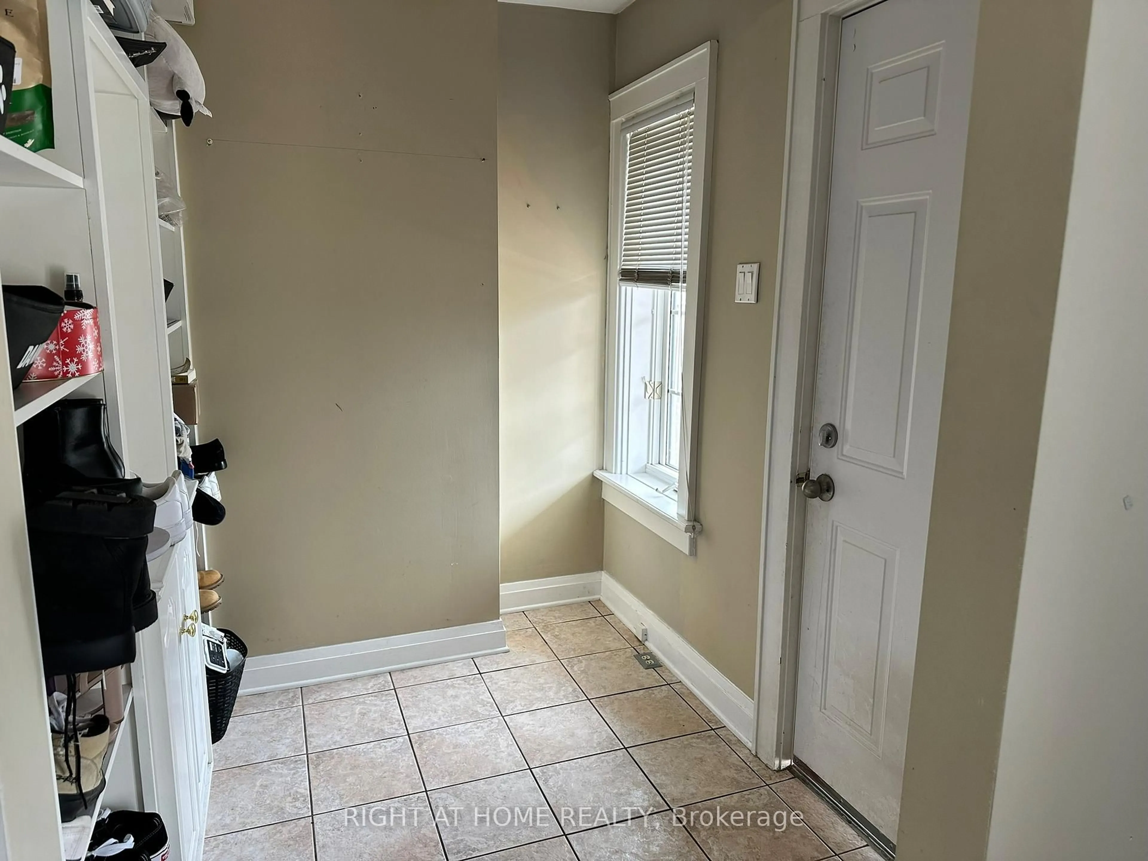 Indoor entryway for 5893 Prospect St, Niagara Falls Ontario L2G 1G9