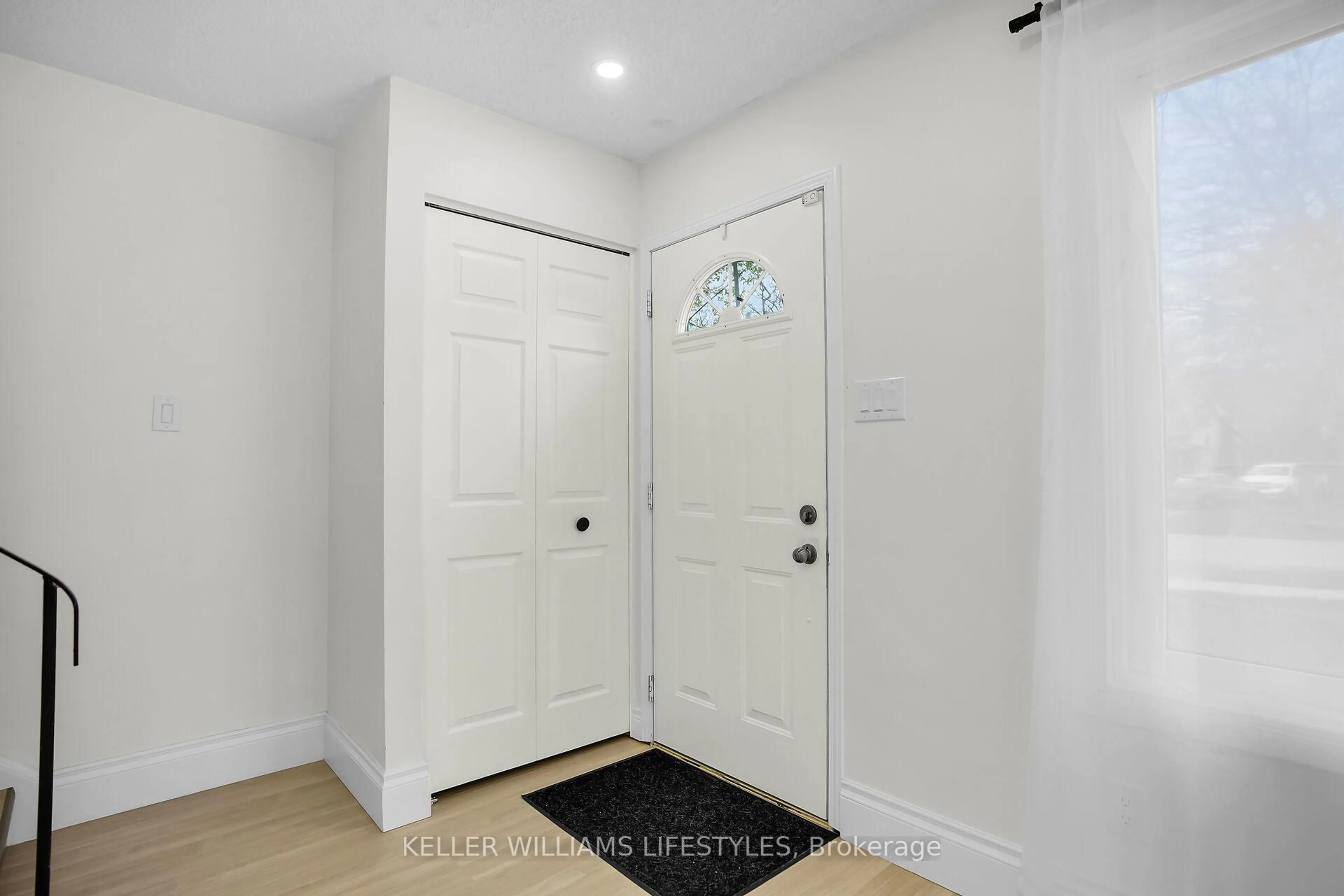 Indoor entryway for 1350 Blanchard Rd, London North Ontario N6G 3J6
