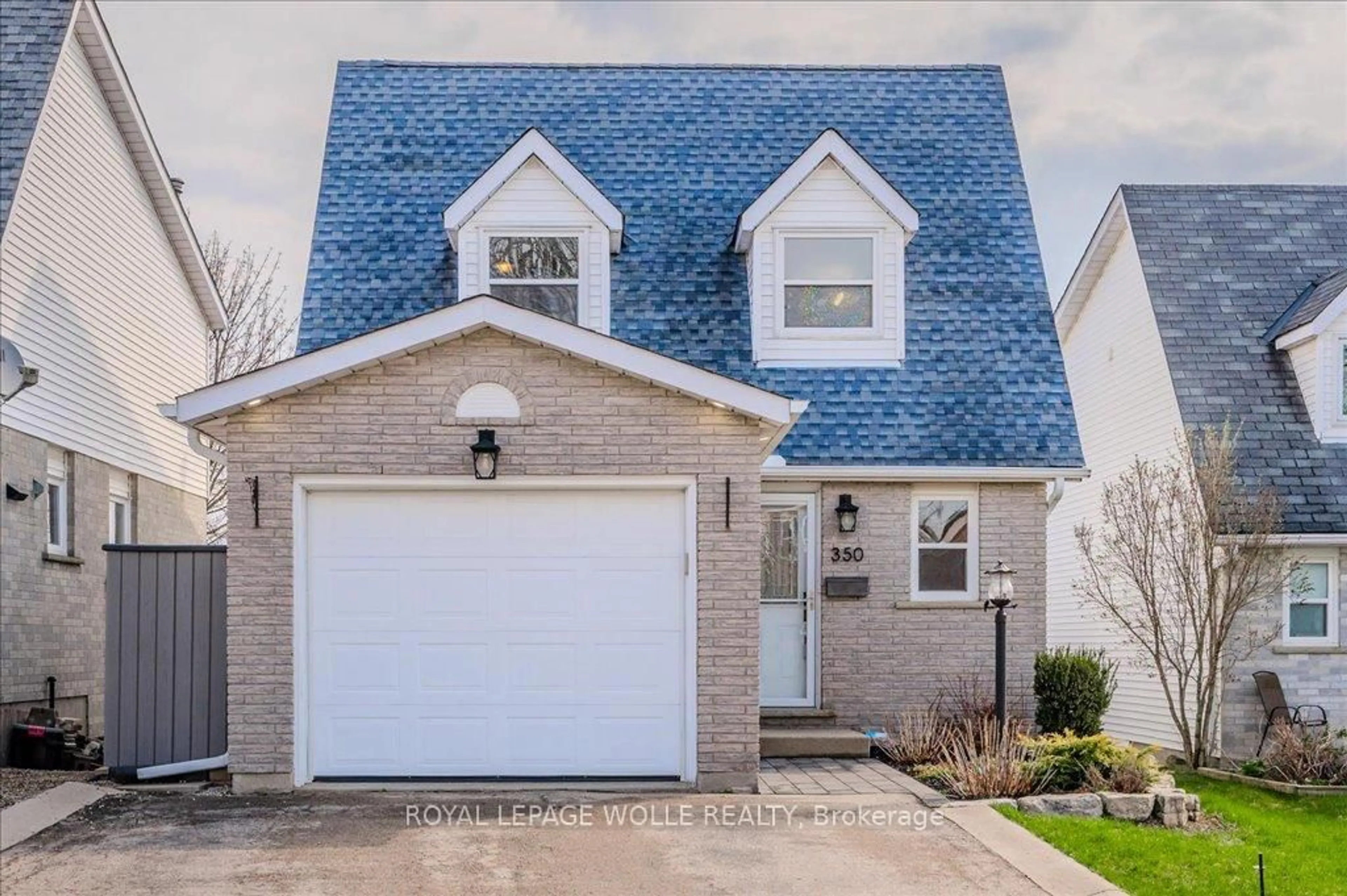 Home with vinyl exterior material, street for 350 Misty Cres, Kitchener Ontario N2B 3V5