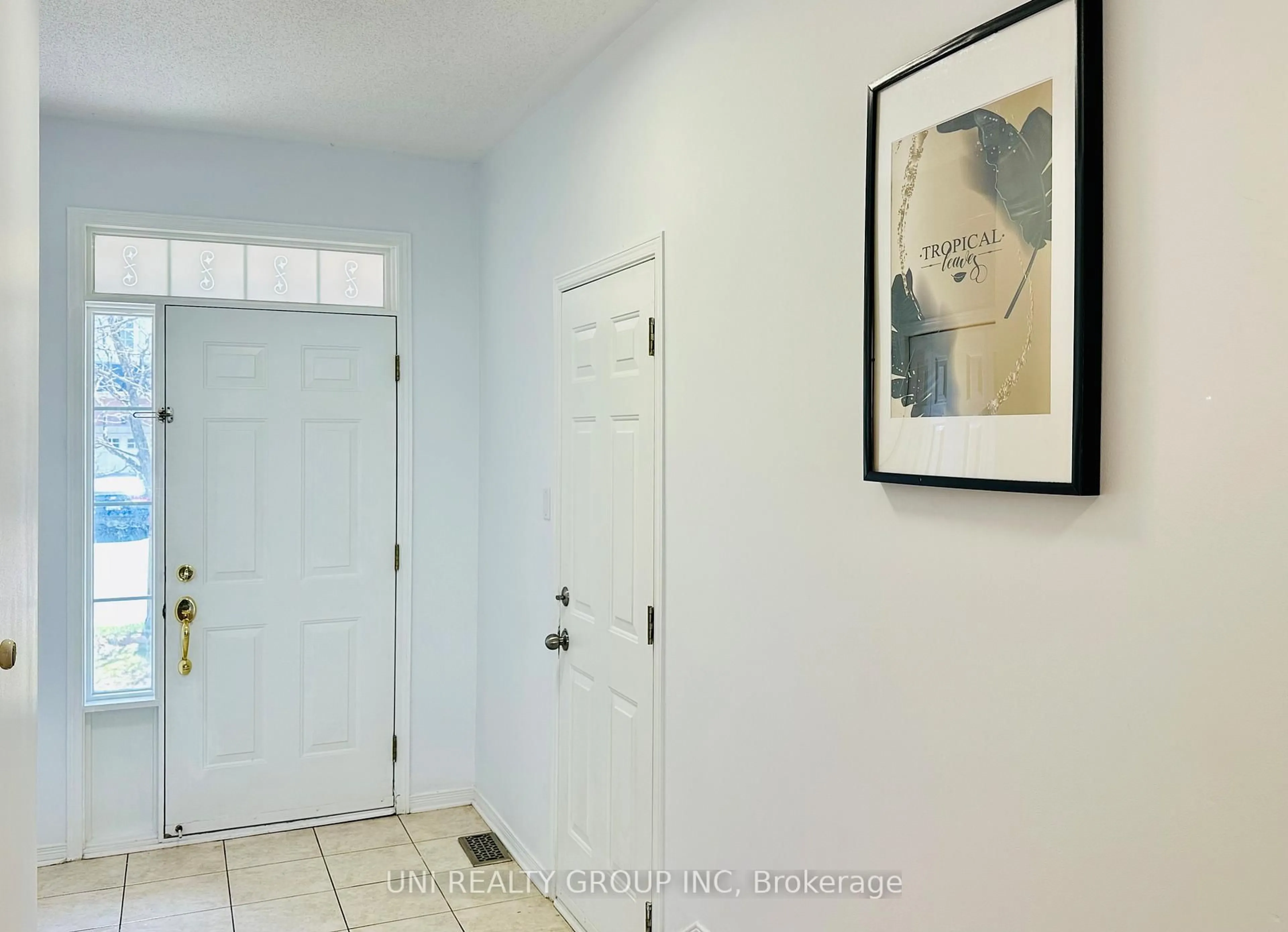 Indoor entryway for 230 Duntroon Circ, Ottawa Ontario K1T 4C9