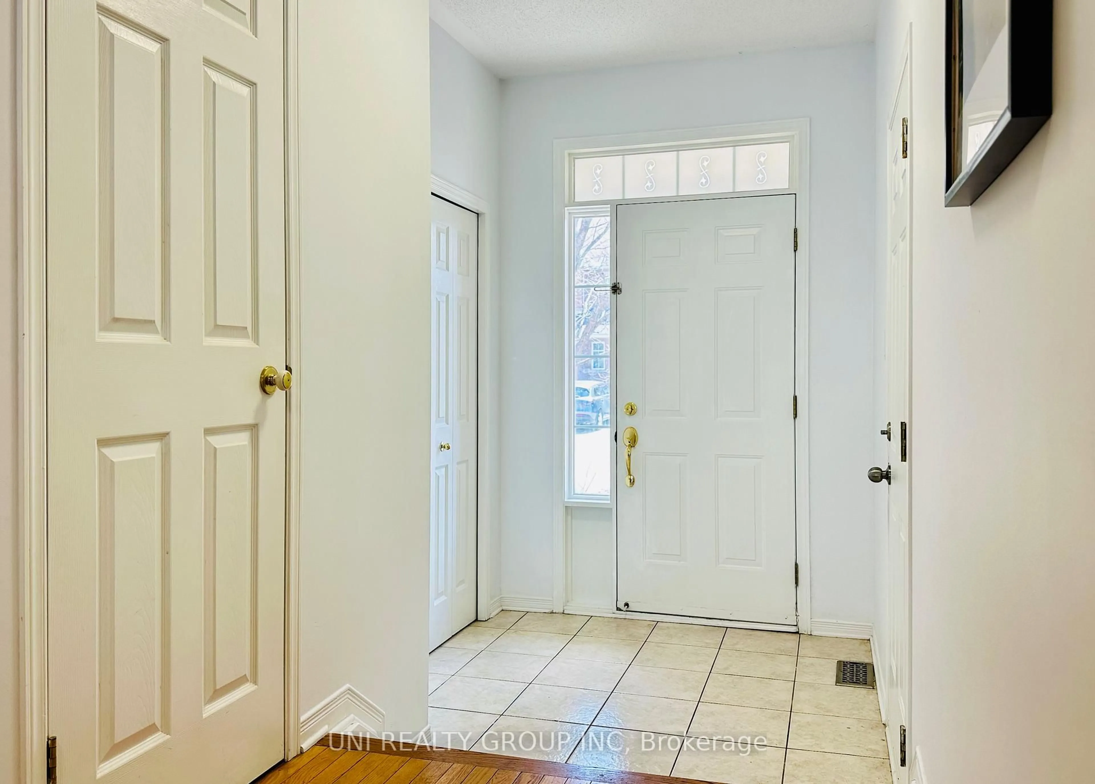 Indoor entryway for 230 Duntroon Circ, Ottawa Ontario K1T 4C9