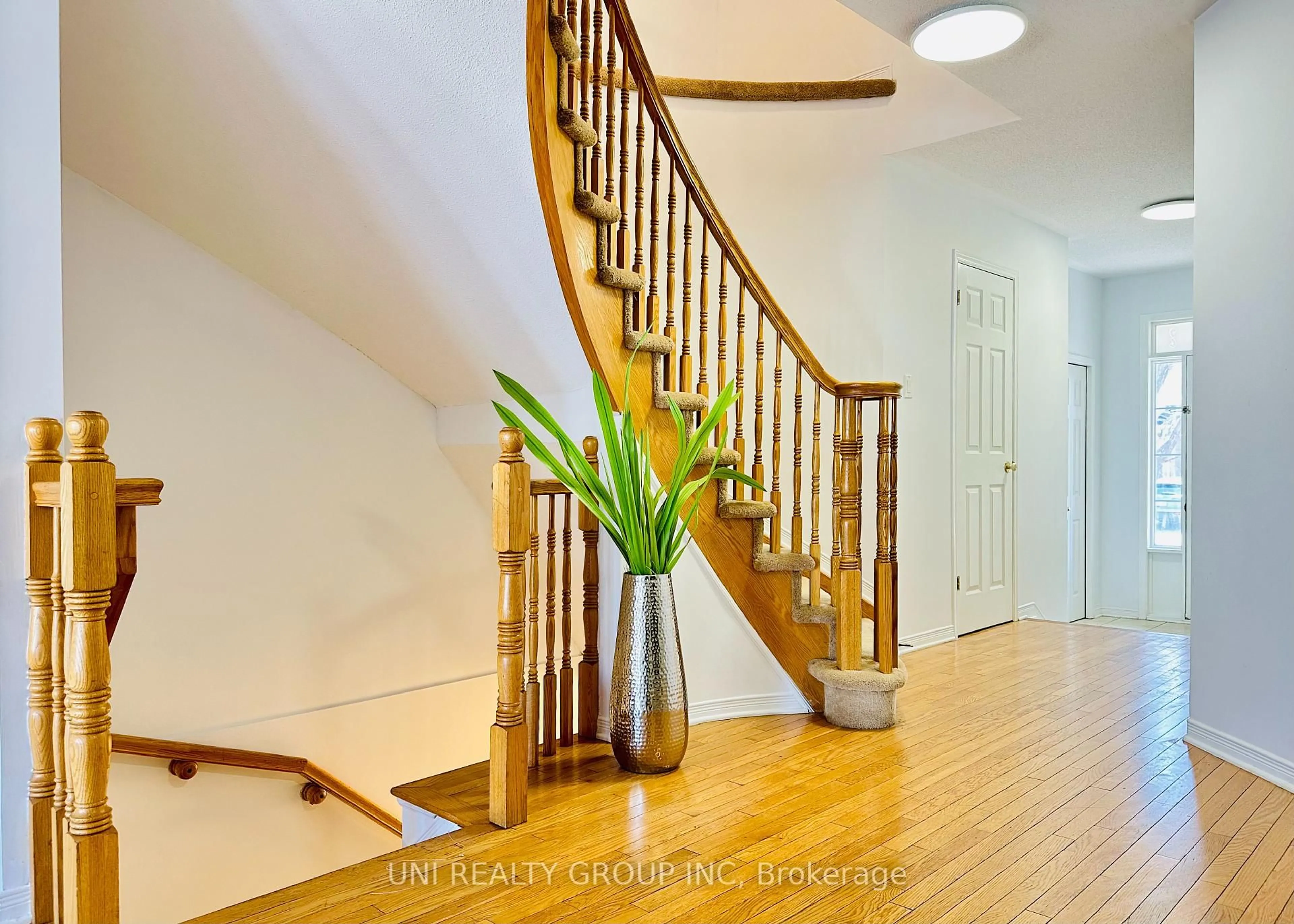 Indoor entryway for 230 Duntroon Circ, Ottawa Ontario K1T 4C9
