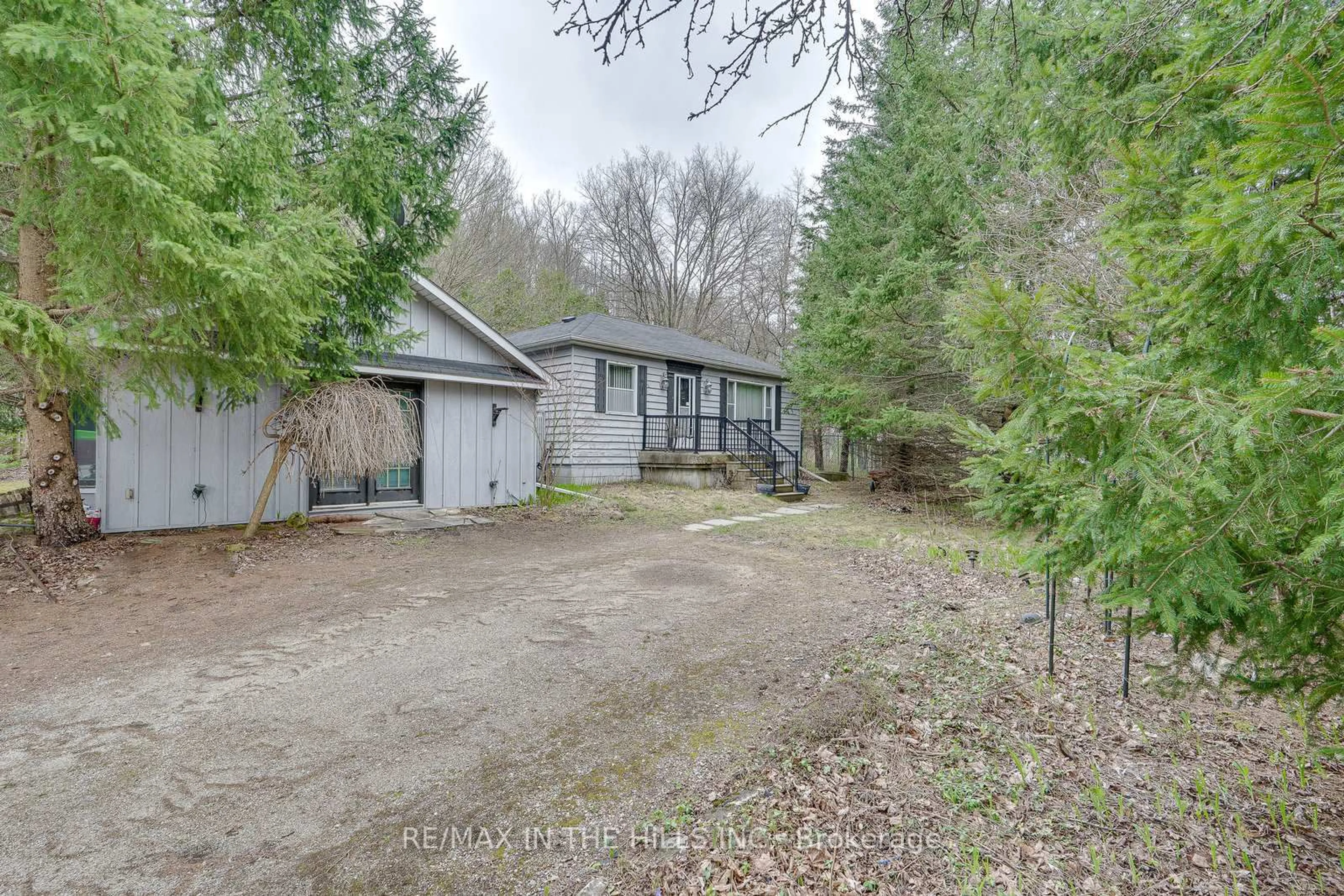 A pic from outside/outdoor area/front of a property/back of a property/a pic from drone, unknown for 308304 Hockley Rd, Mono Ontario L9W 6N4