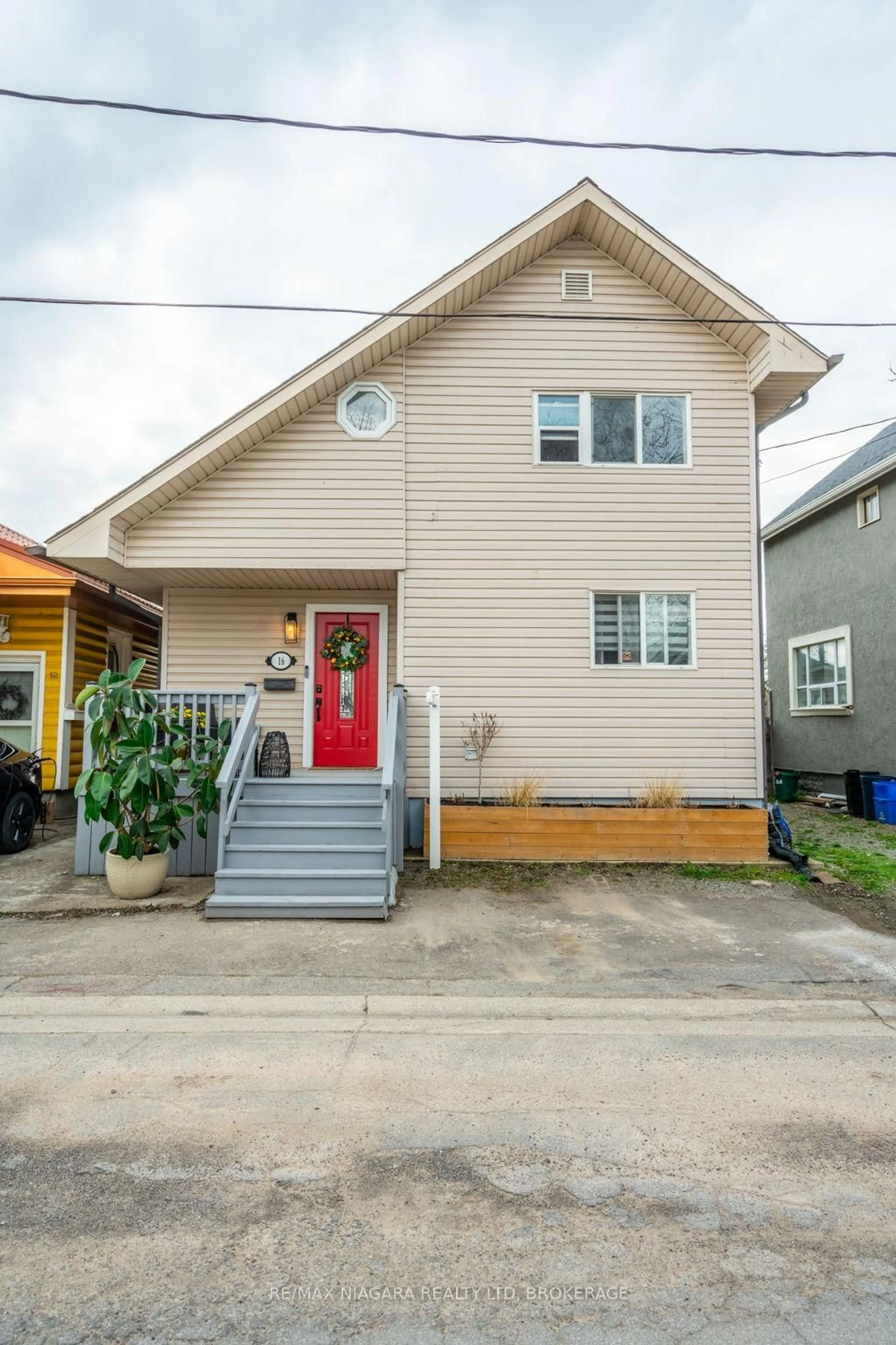 Home with vinyl exterior material, street for 16 Jones Lane, Welland Ontario L3B 3M5