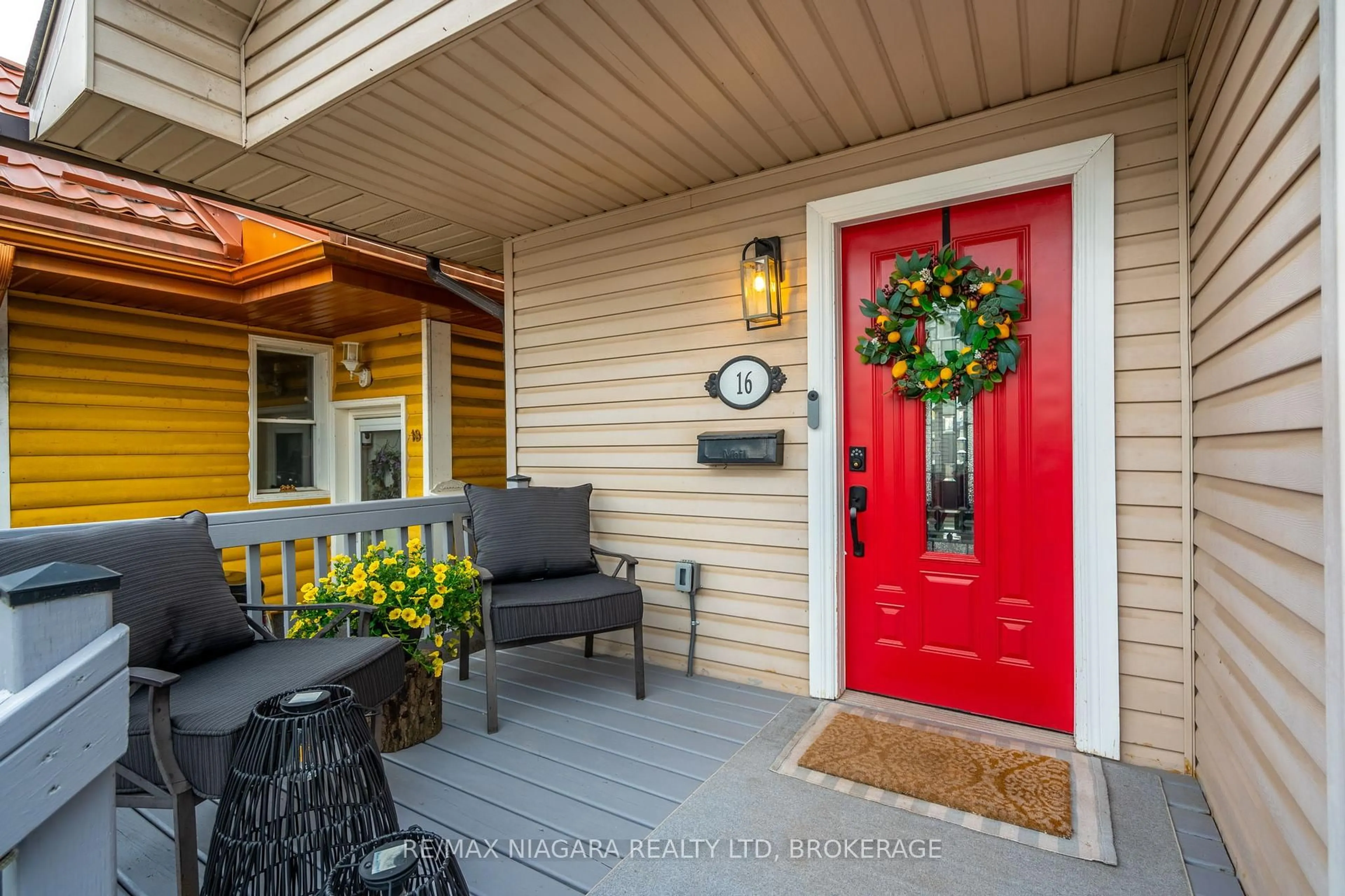 Indoor entryway for 16 Jones Lane, Welland Ontario L3B 3M5