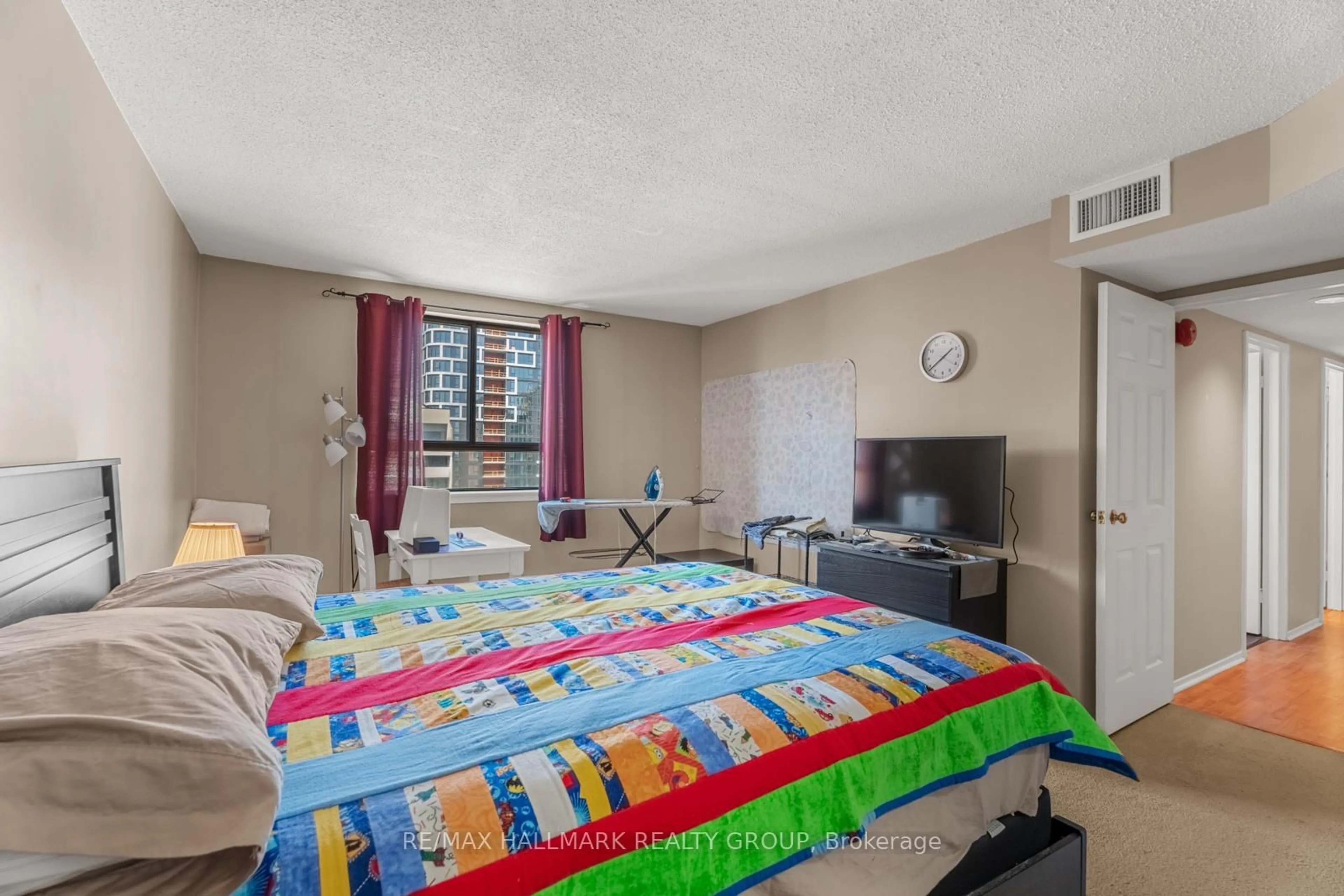 A pic of a room for 470 Laurier Ave #2102, Ottawa Ontario K1B 3A6