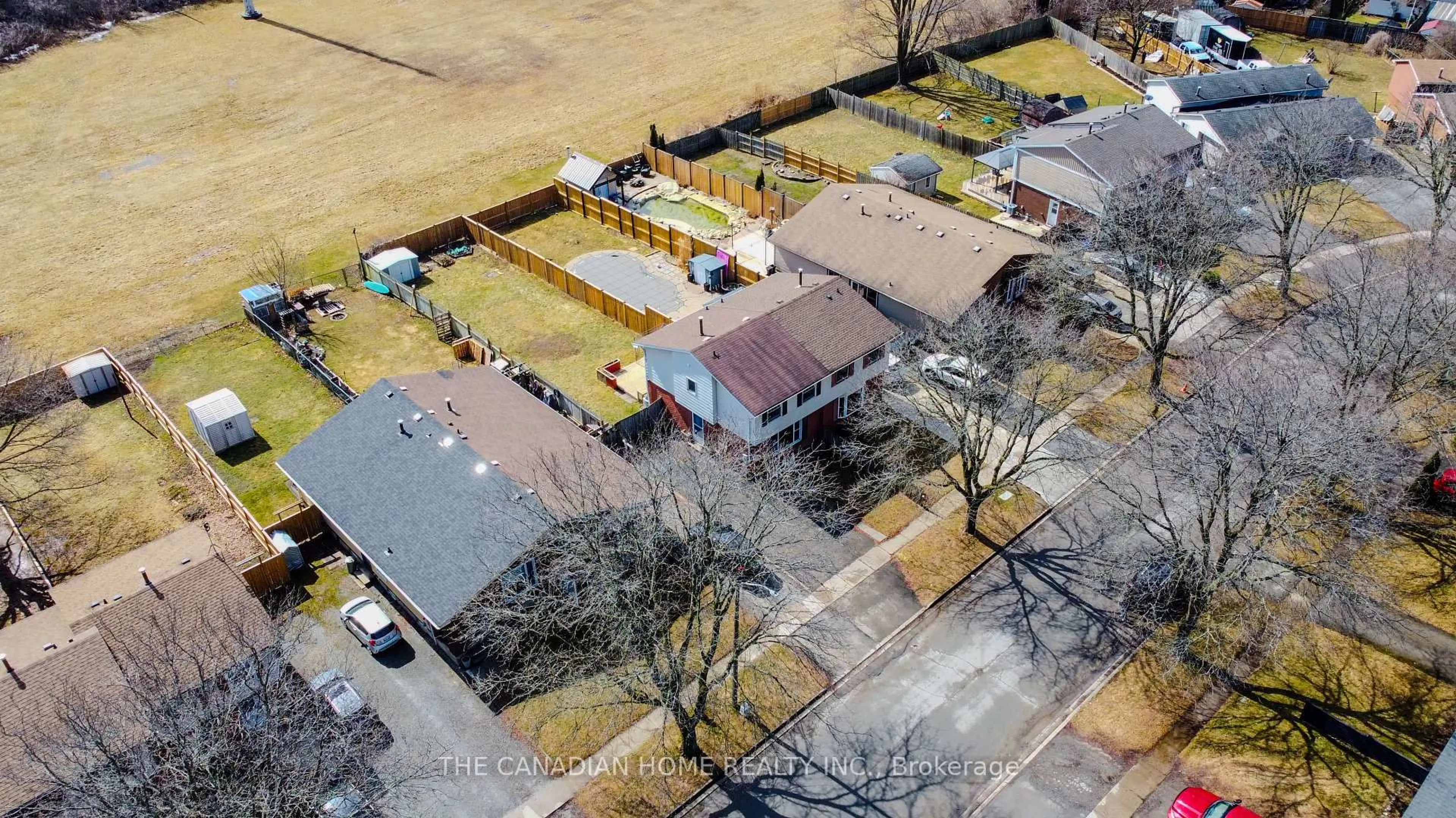 A pic from outside/outdoor area/front of a property/back of a property/a pic from drone, street for 6596 Harmony Ave, Niagara Falls Ontario L2H 1Z4
