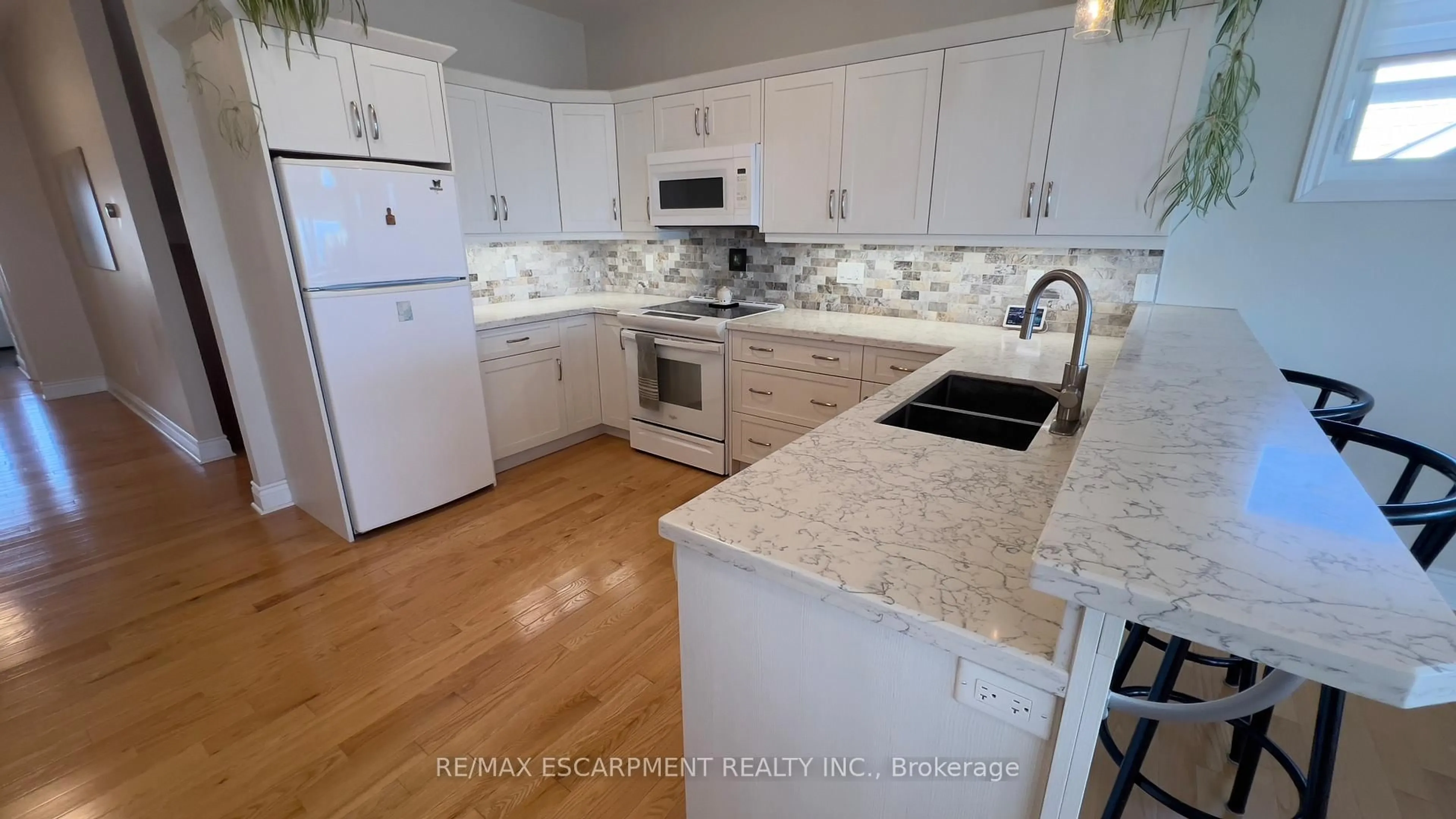 Open concept kitchen, ceramic/tile floor for 72 Lakeside Dr, Haldimand Ontario N0A 1L0