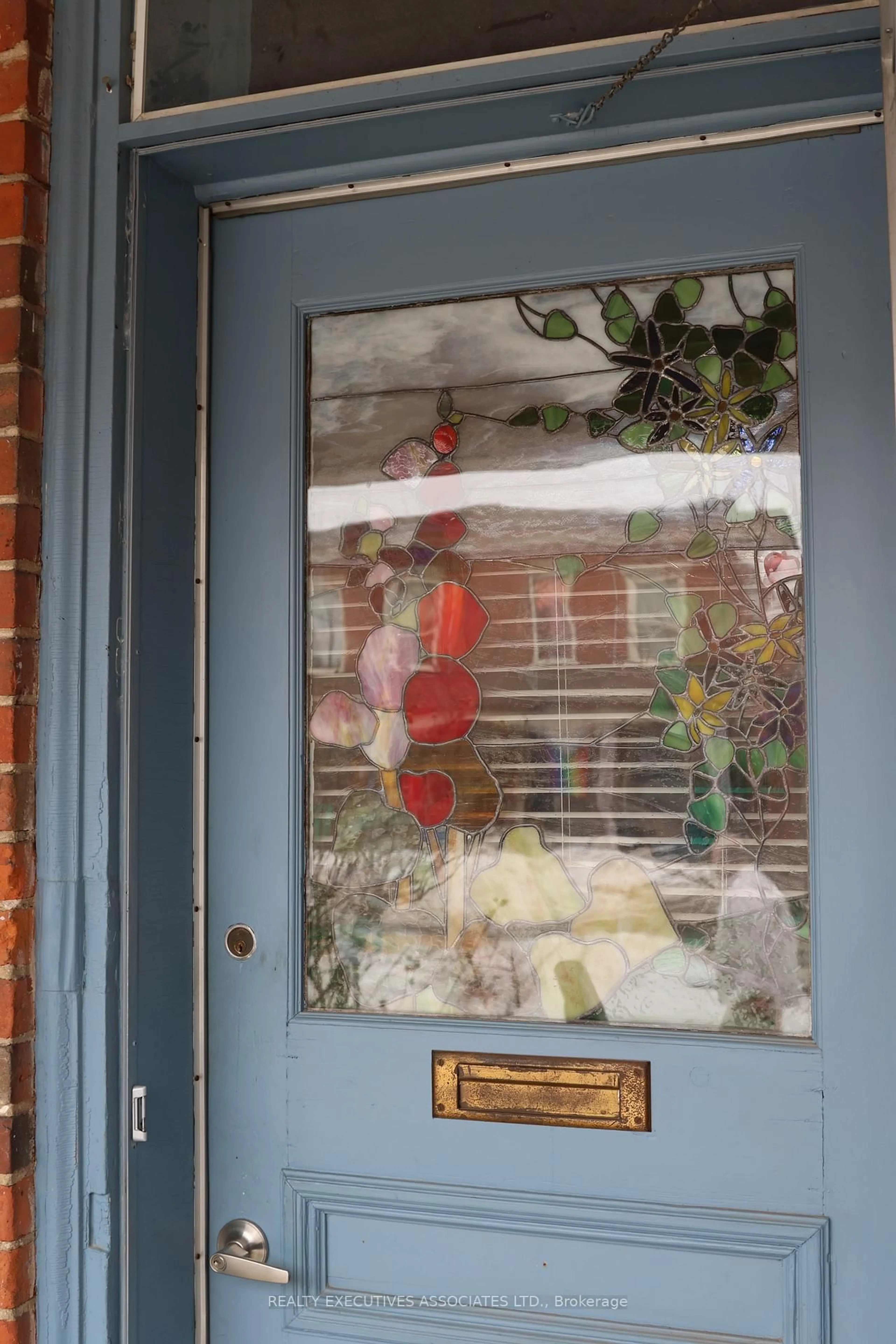 Indoor entryway for 476 Bolivar St, Peterborough Central Ontario K9J 4R4