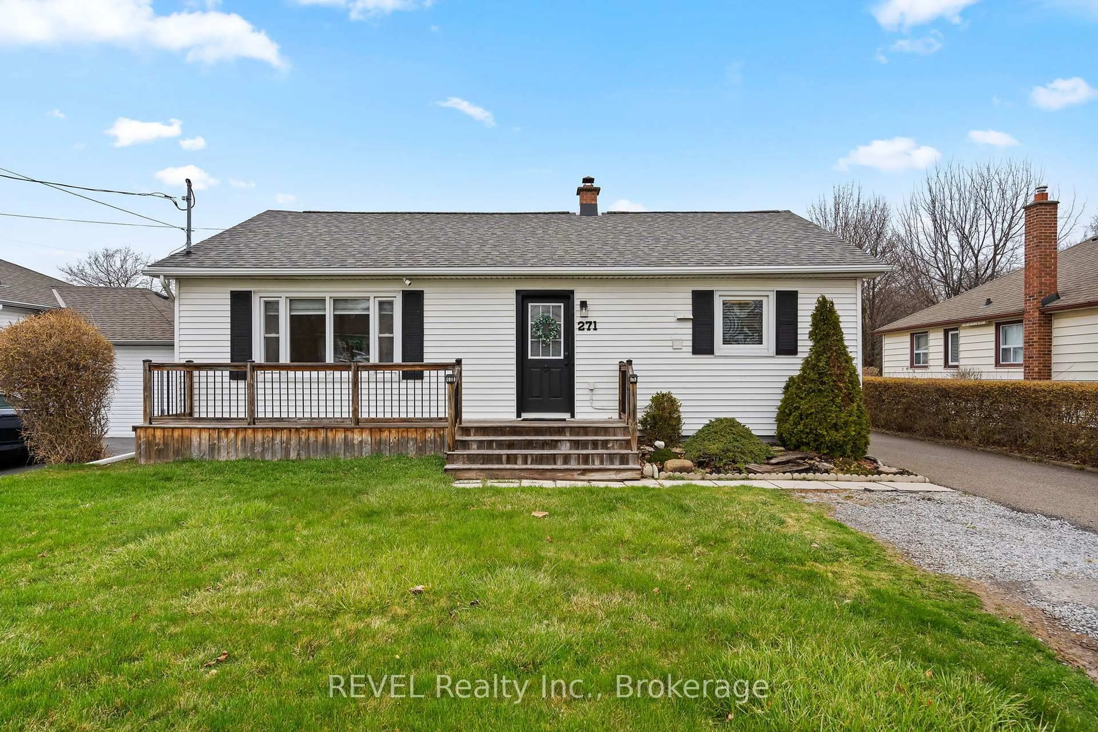 Home with vinyl exterior material, street for 271 Linwell Rd, St. Catharines Ontario L2N 1S6
