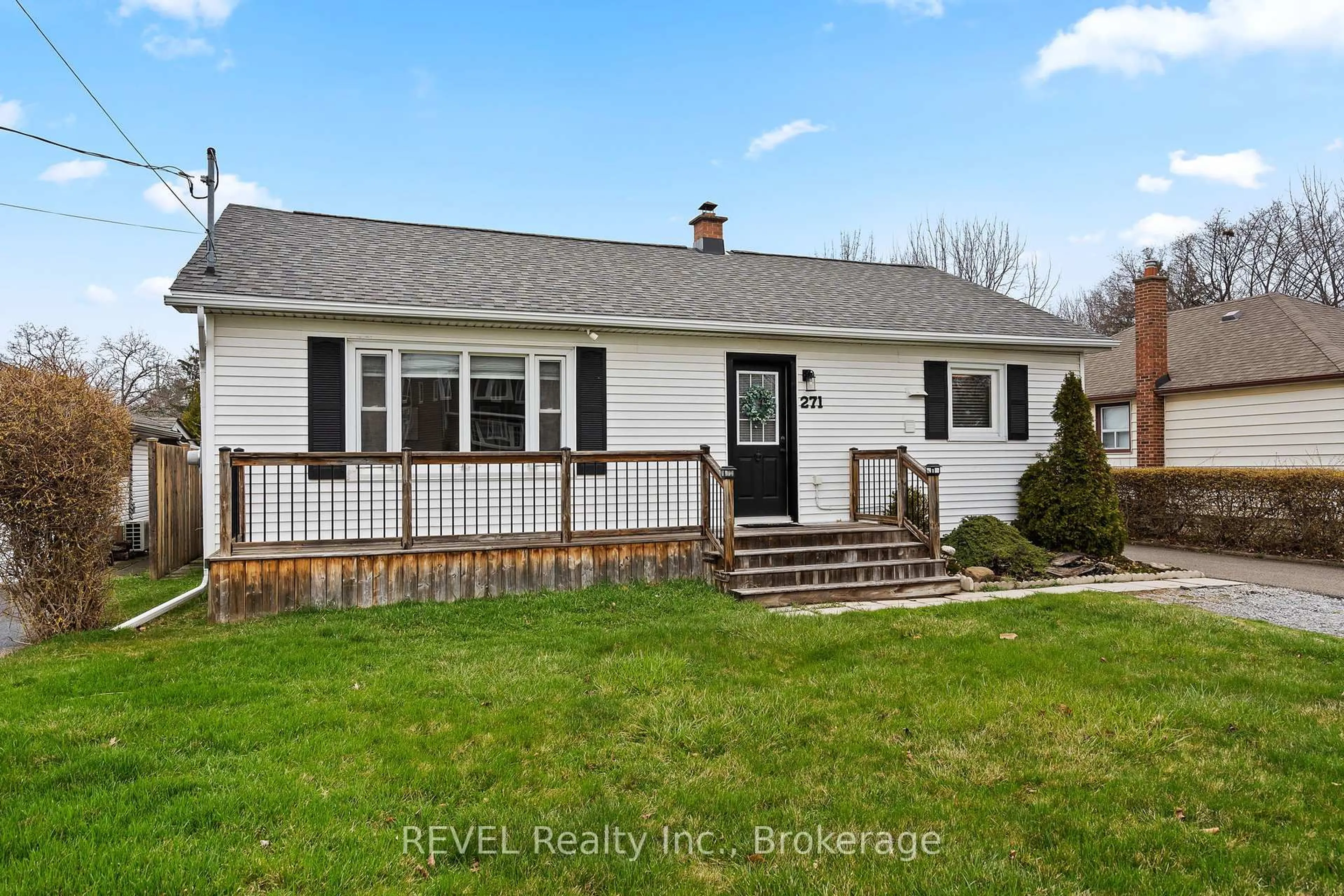 Home with vinyl exterior material, street for 271 Linwell Rd, St. Catharines Ontario L2N 1S6