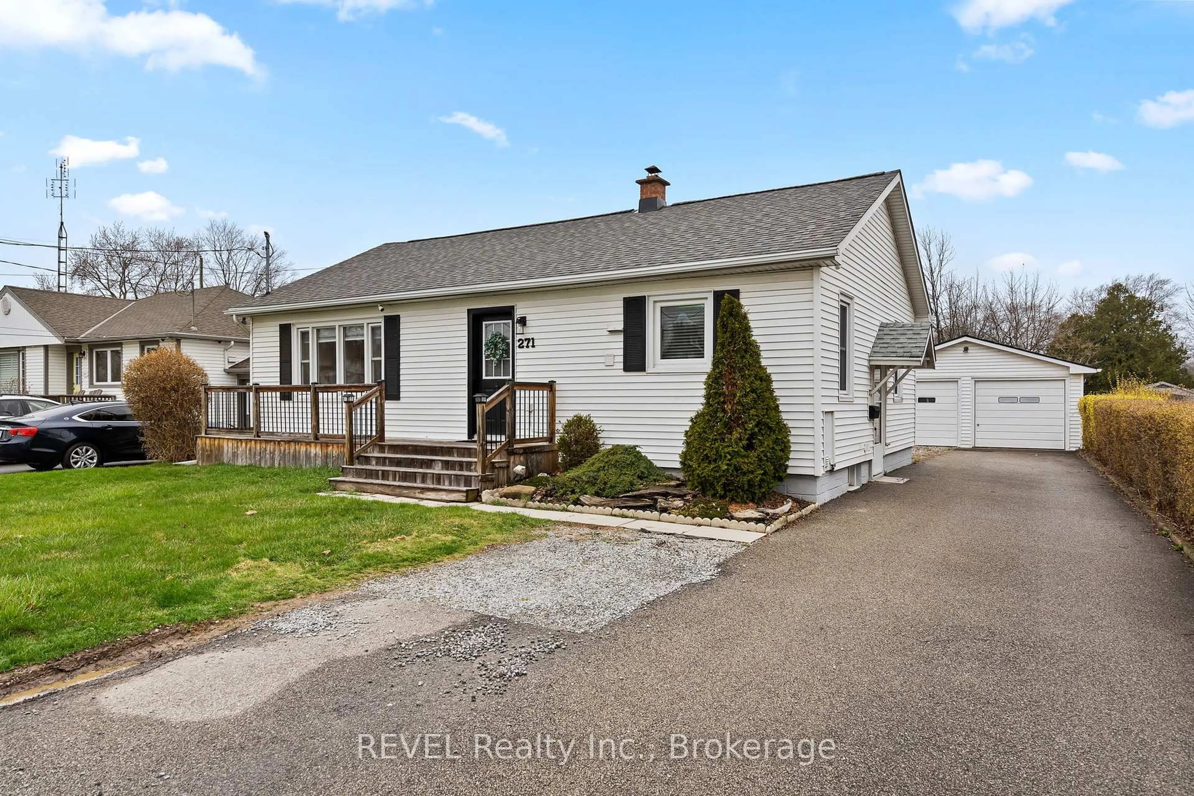 Home with vinyl exterior material, street for 271 Linwell Rd, St. Catharines Ontario L2N 1S6