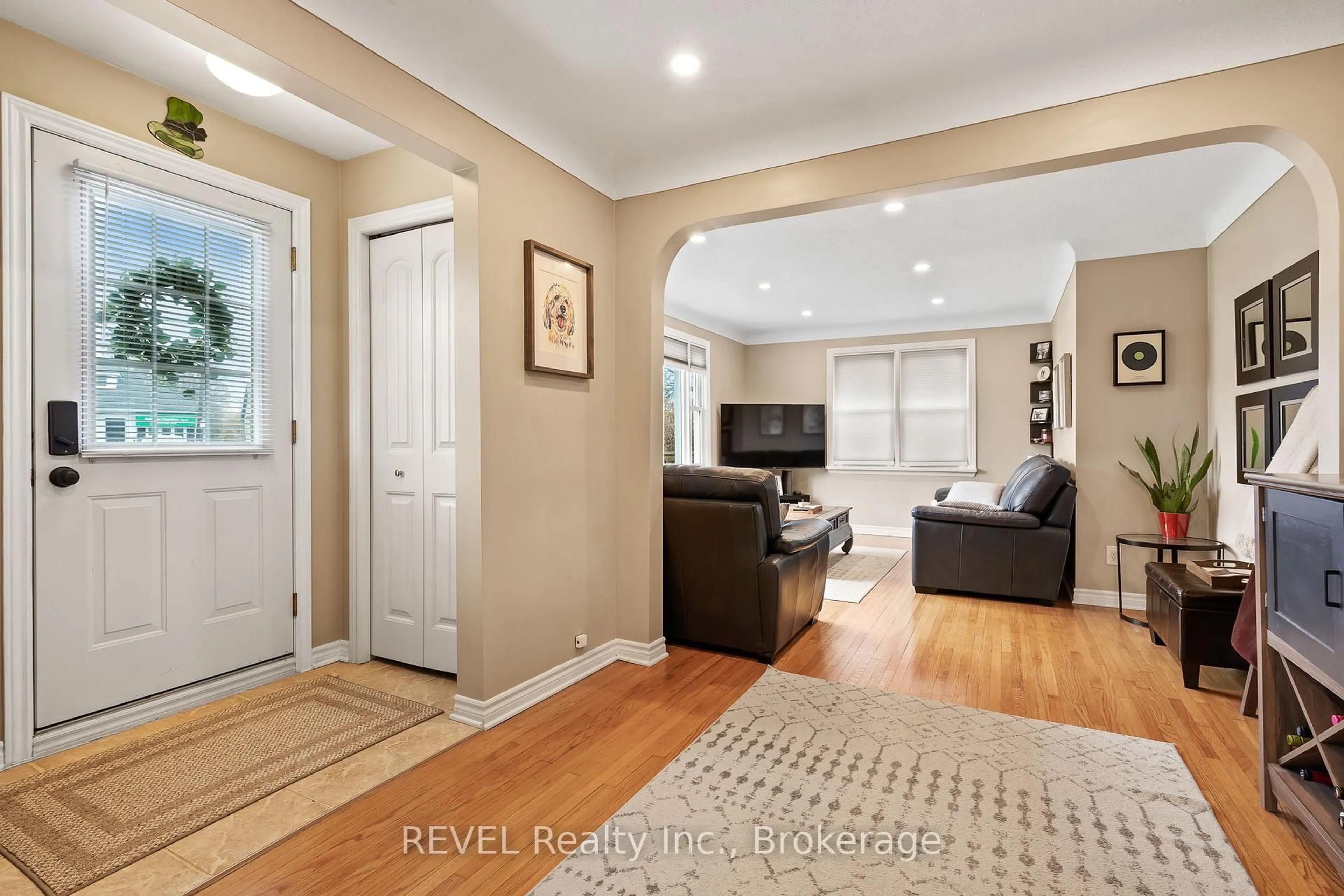 Living room with furniture, unknown for 271 Linwell Rd, St. Catharines Ontario L2N 1S6