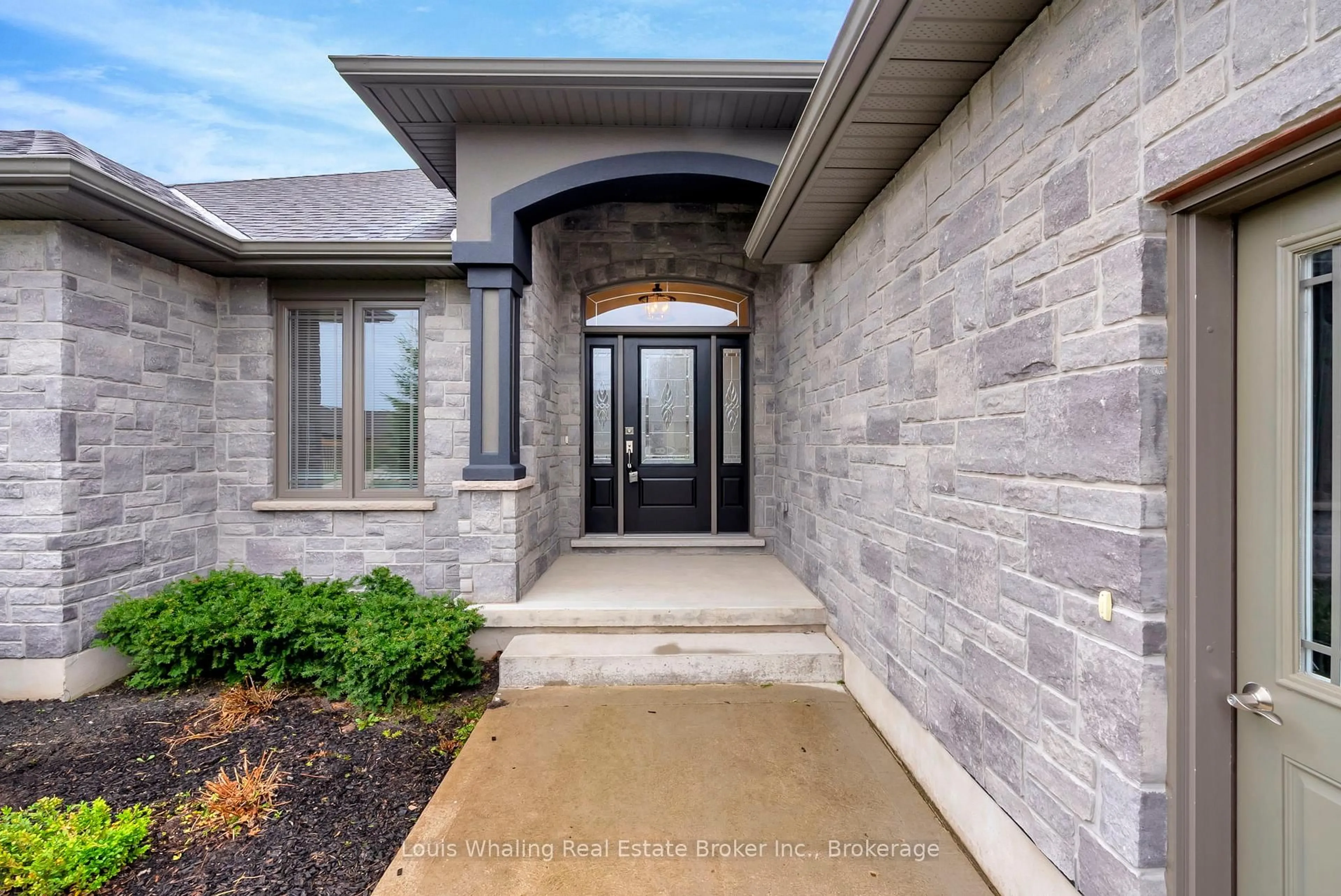 Unknown for 403 3rd St, Hanover Ontario N4N 1B4