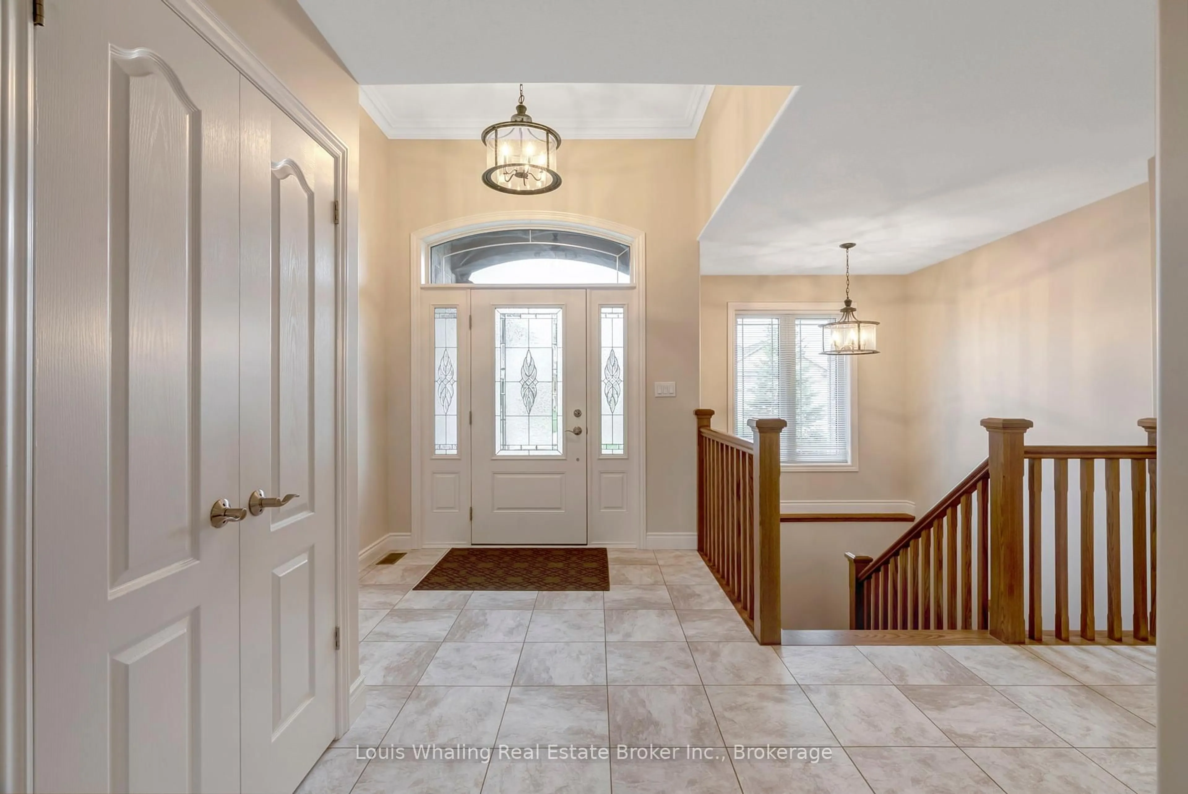 Indoor entryway for 403 3rd St, Hanover Ontario N4N 1B4