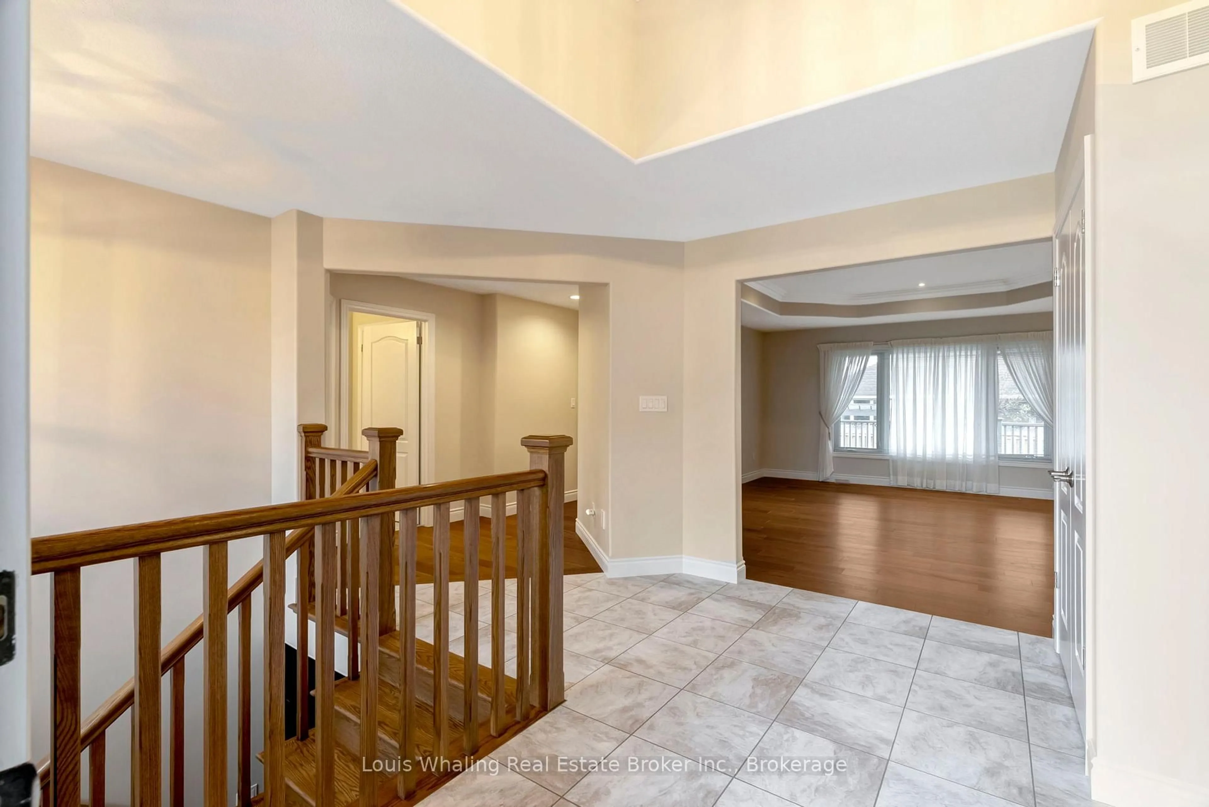 Indoor foyer for 403 3rd St, Hanover Ontario N4N 1B4
