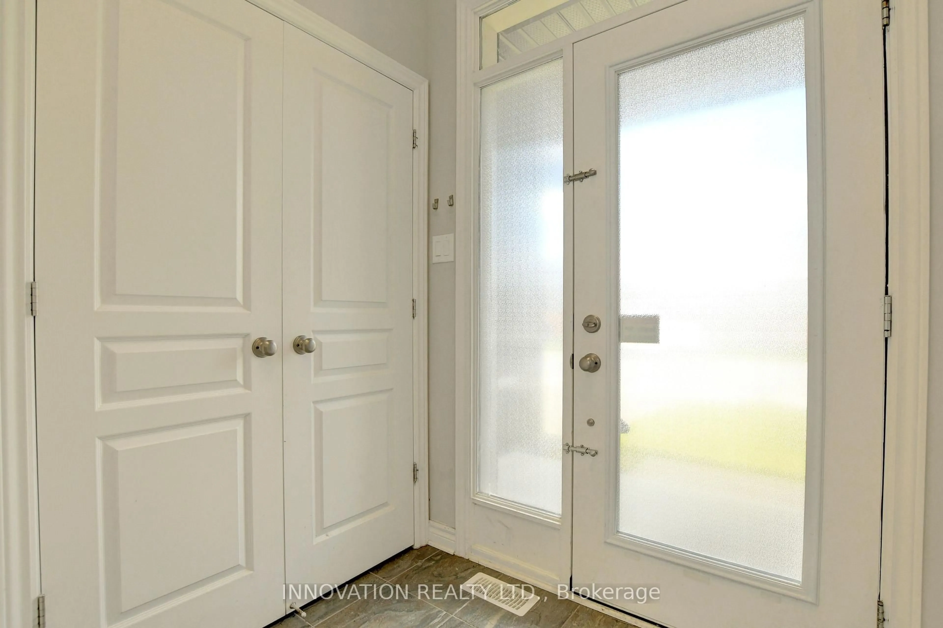 Indoor entryway for 470 Markdale Terr, Ottawa Ontario K1X 0B5