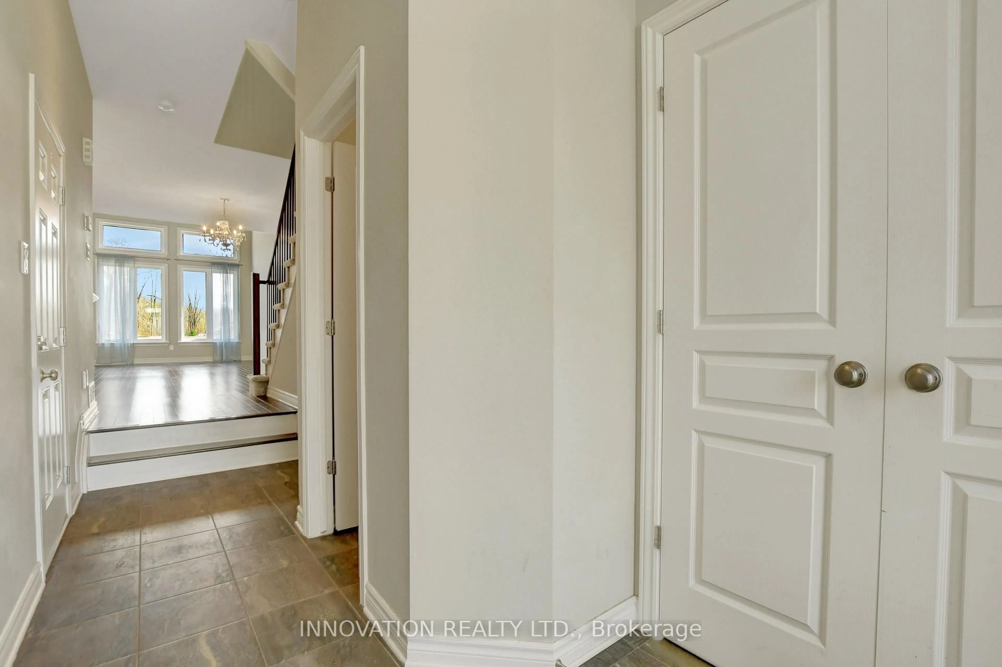 Indoor entryway for 470 Markdale Terr, Ottawa Ontario K1X 0B5