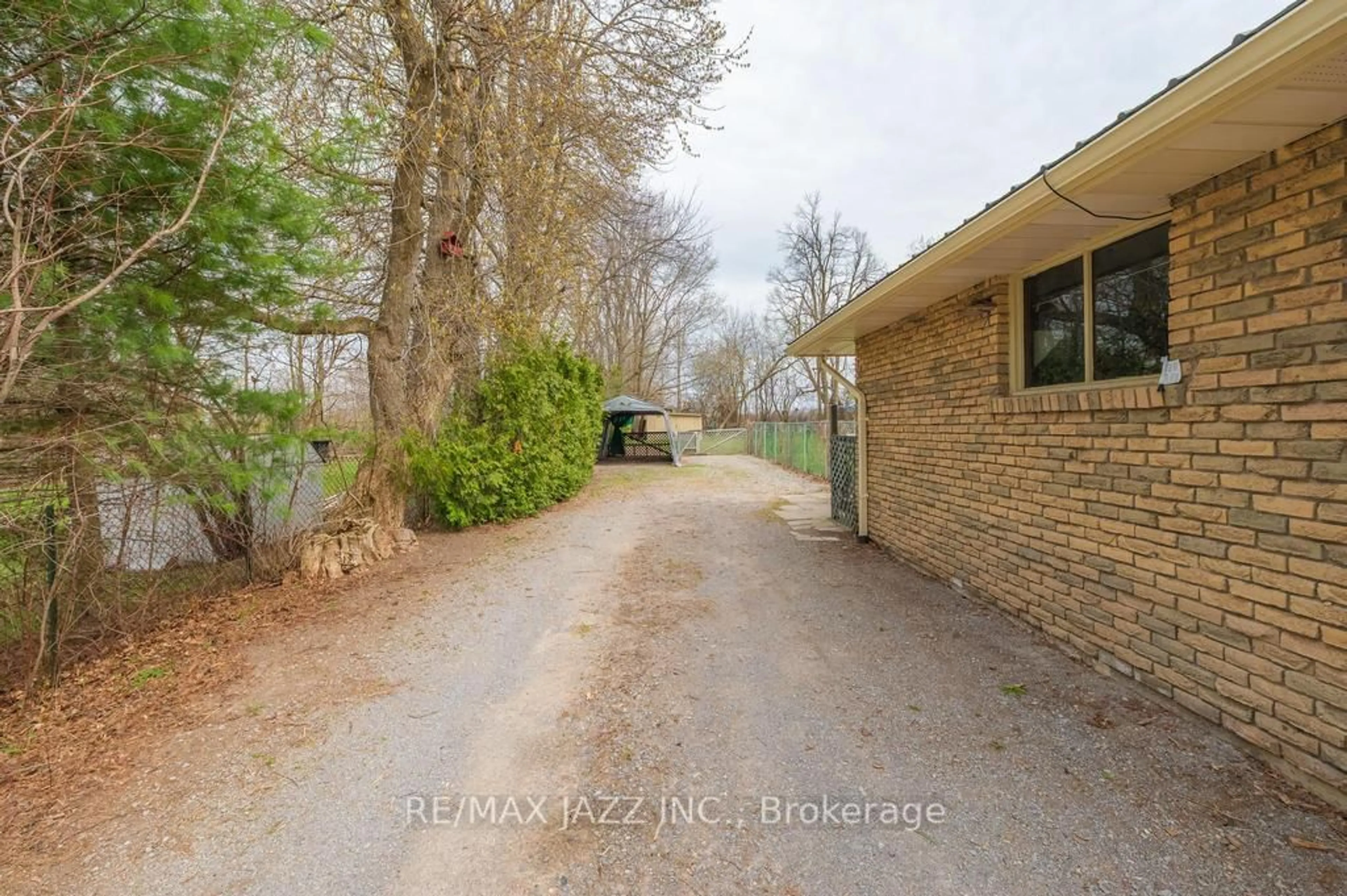 A pic from outside/outdoor area/front of a property/back of a property/a pic from drone, street for 62 Manvers Dr, Kawartha Lakes Ontario L0B 1K0