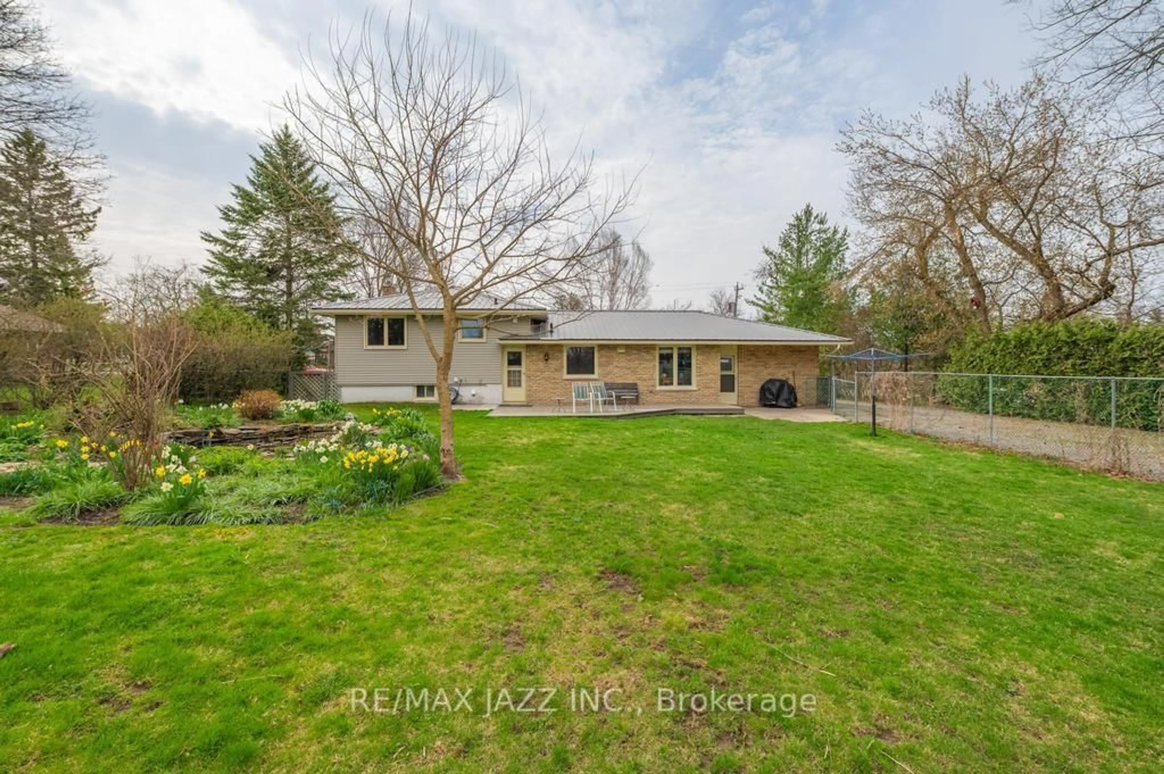 A pic from outside/outdoor area/front of a property/back of a property/a pic from drone, water/lake/river/ocean view for 62 Manvers Dr, Kawartha Lakes Ontario L0B 1K0