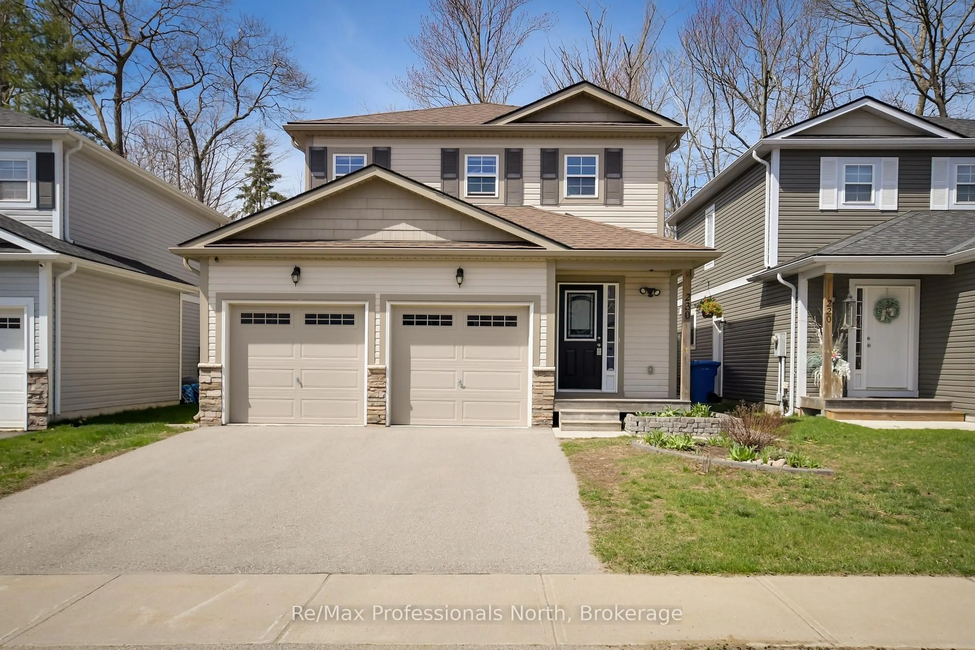 Home with vinyl exterior material, street for 230 Pine St, Gravenhurst Ontario P1P 1B1
