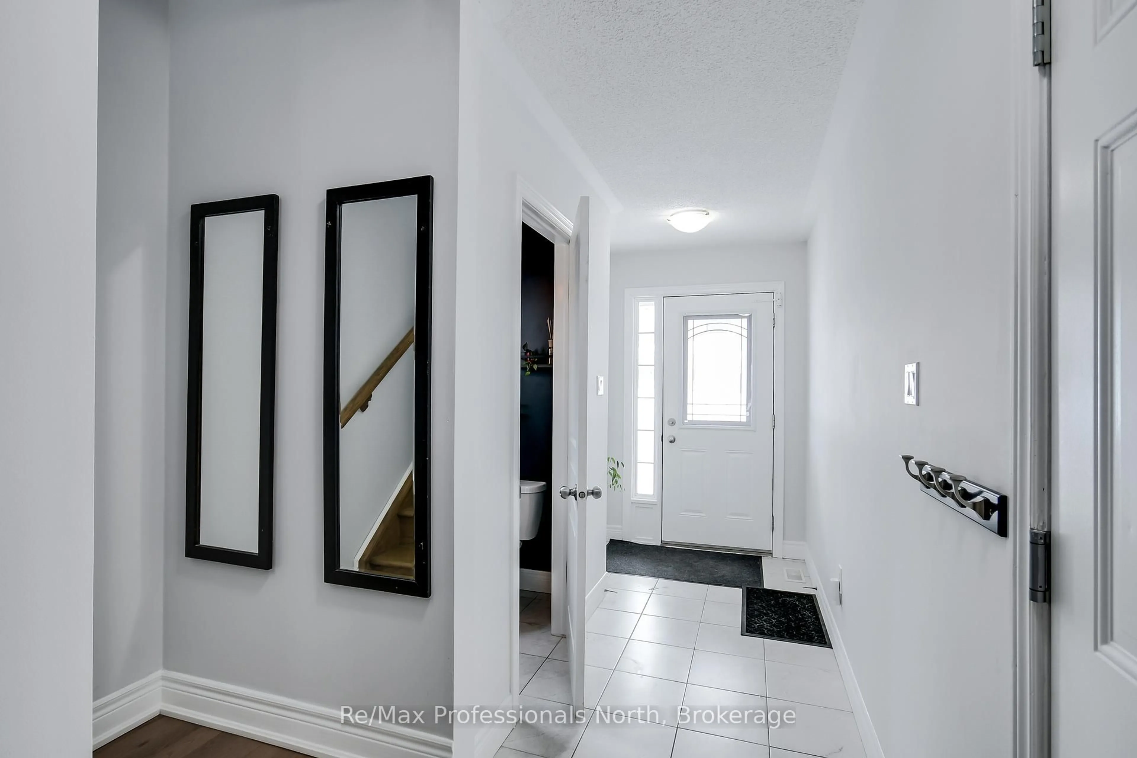 Indoor entryway for 230 Pine St, Gravenhurst Ontario P1P 1B1