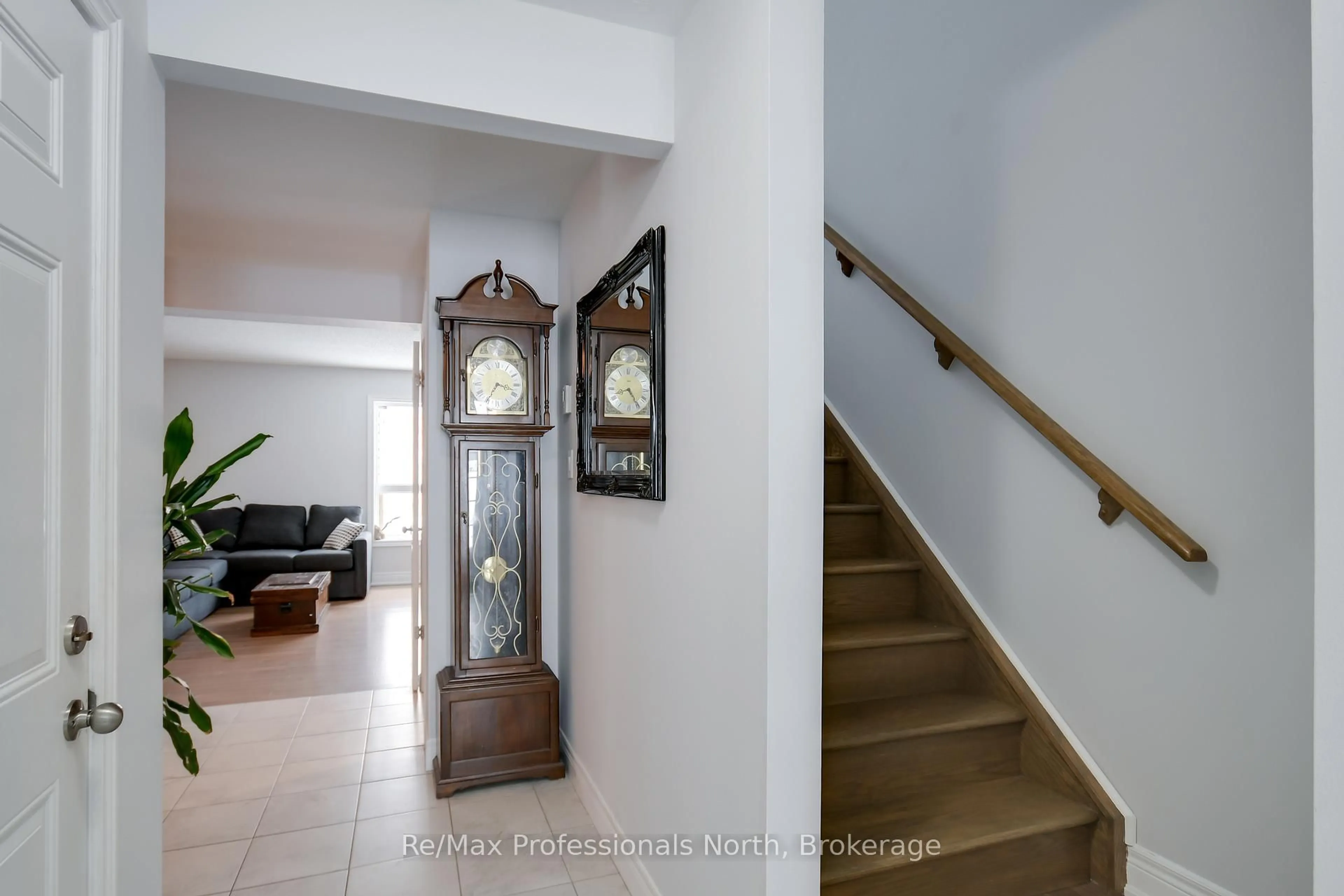 Indoor foyer for 230 Pine St, Gravenhurst Ontario P1P 1B1