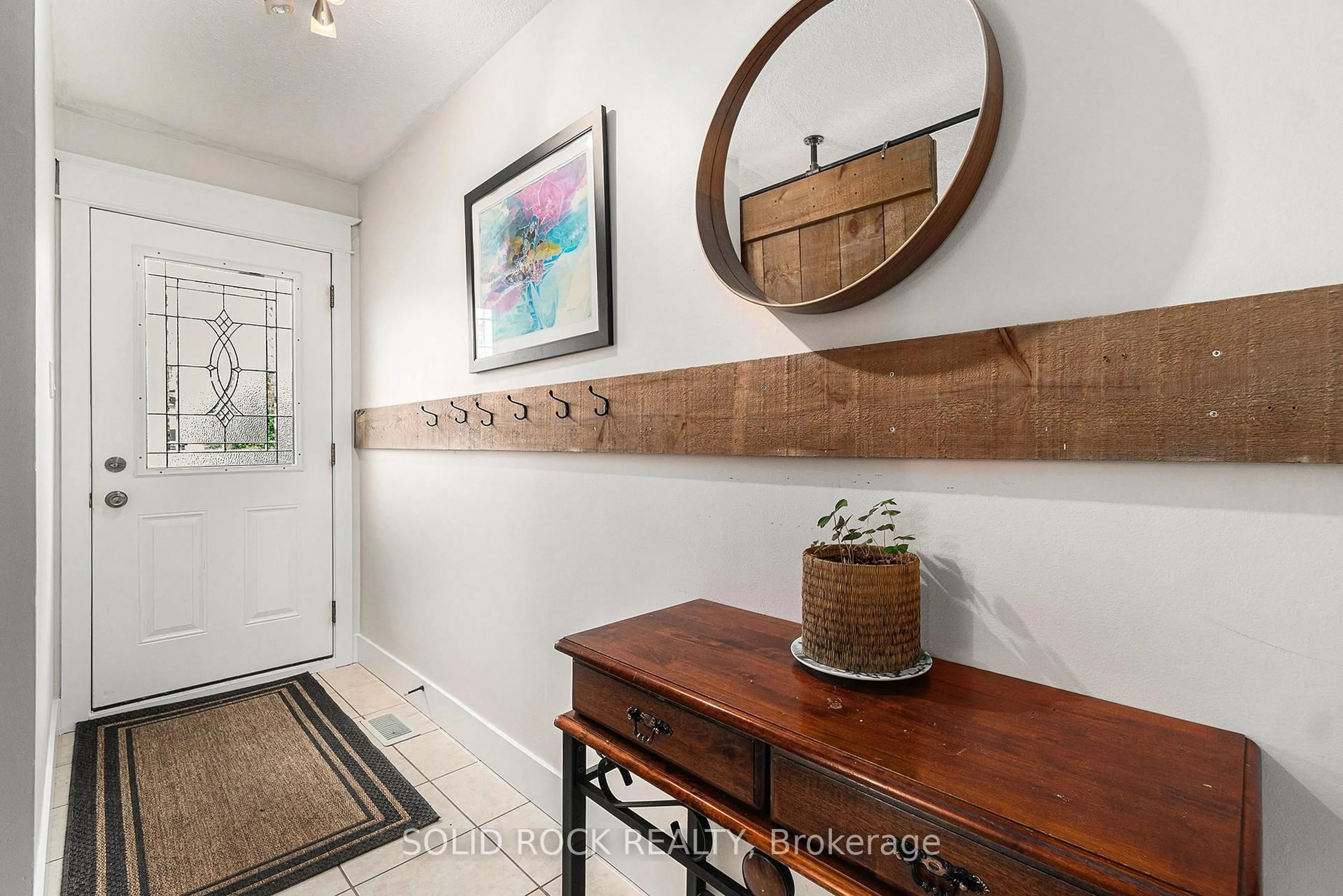 Indoor entryway for 2924 Haughton Ave, Ottawa Ontario K2B 6Z7