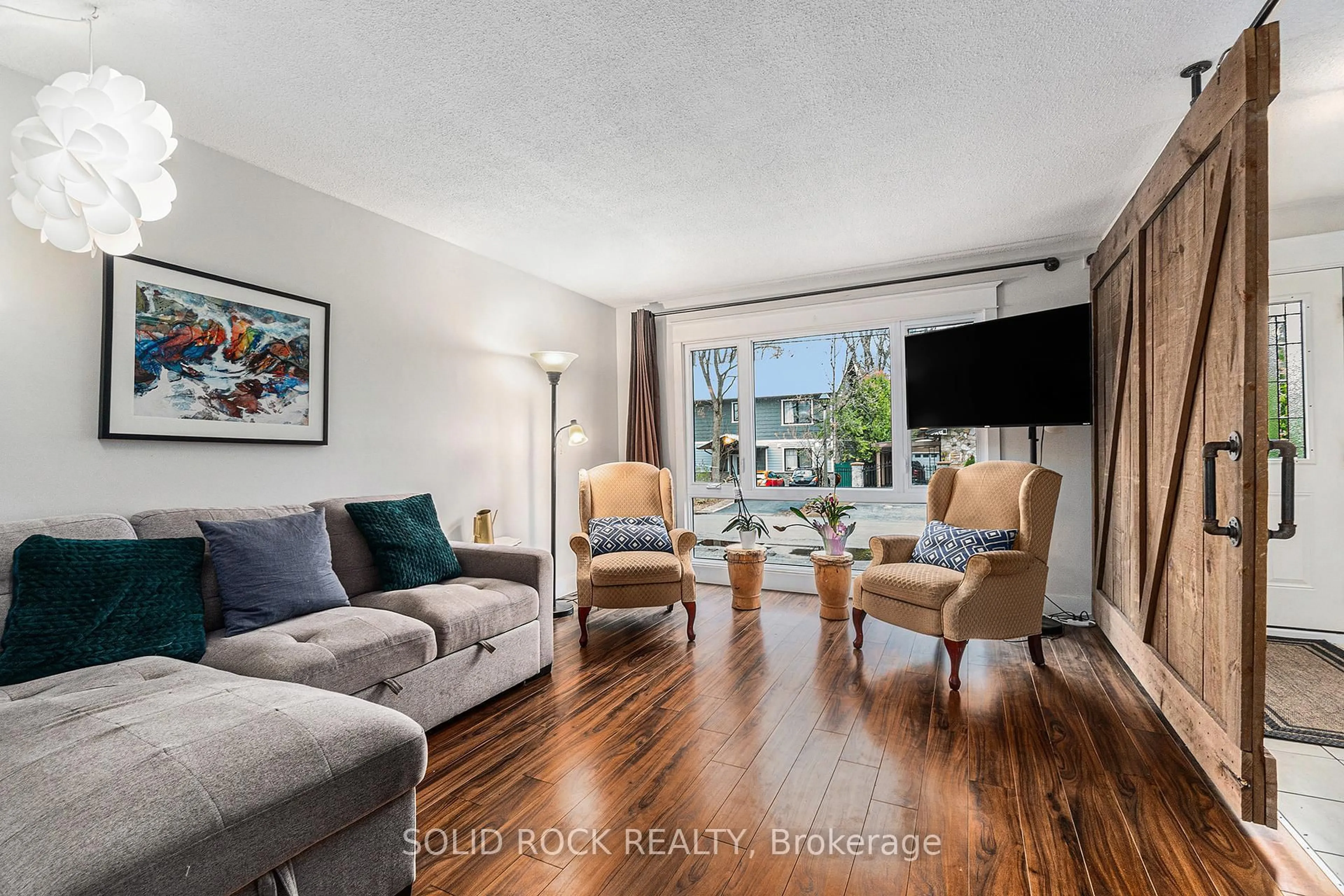 Living room with furniture, unknown for 2924 Haughton Ave, Ottawa Ontario K2B 6Z7