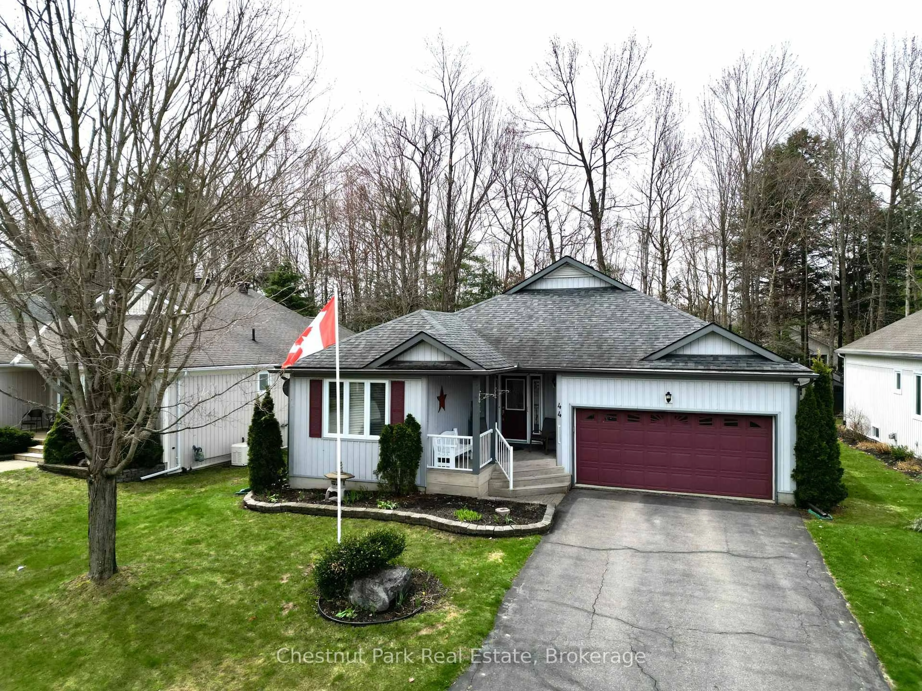 A pic from outside/outdoor area/front of a property/back of a property/a pic from drone, street for 44 Springwood Cres, Gravenhurst Ontario P1P 1Y8