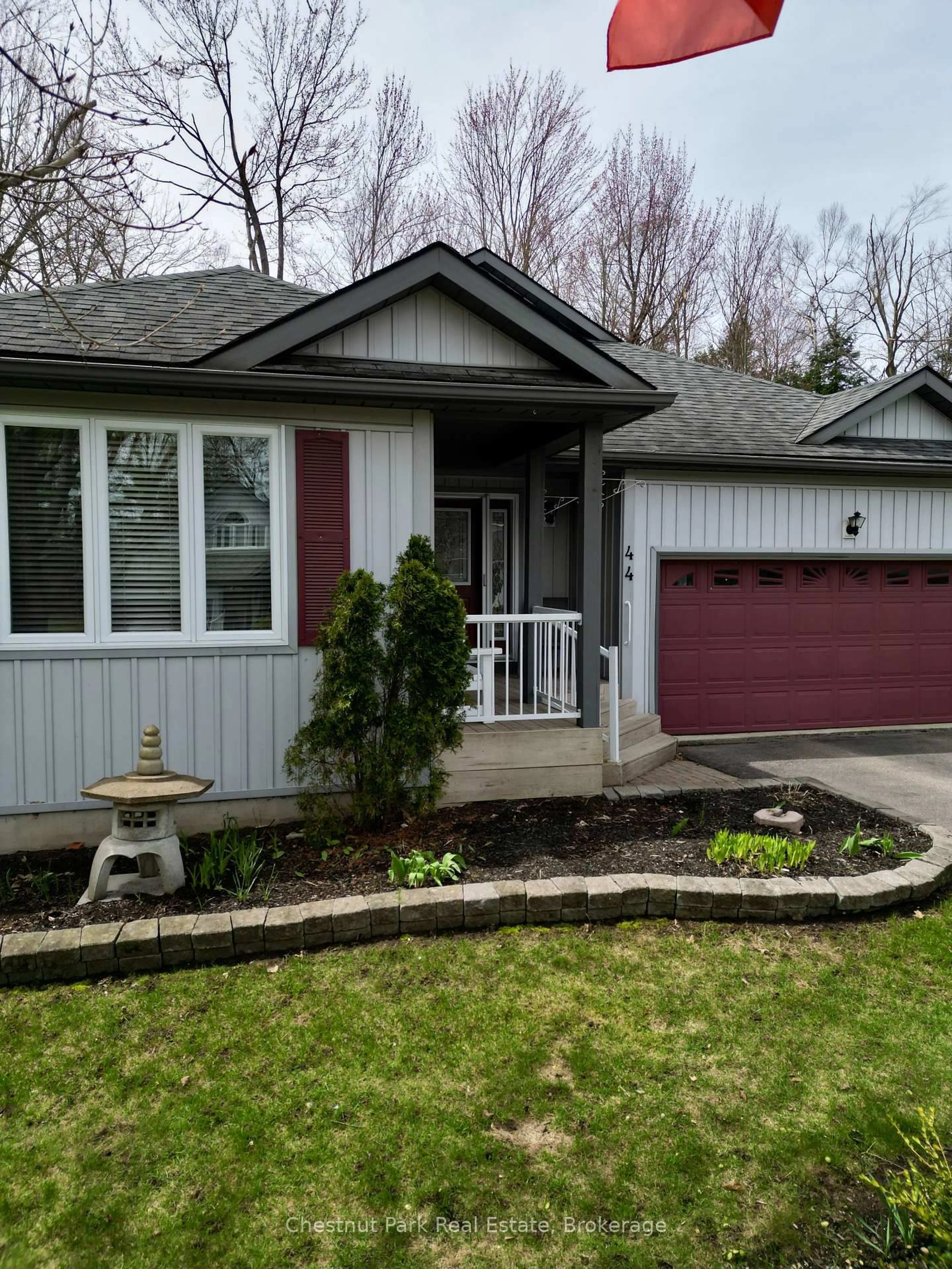 Home with vinyl exterior material, street for 44 Springwood Cres, Gravenhurst Ontario P1P 1Y8
