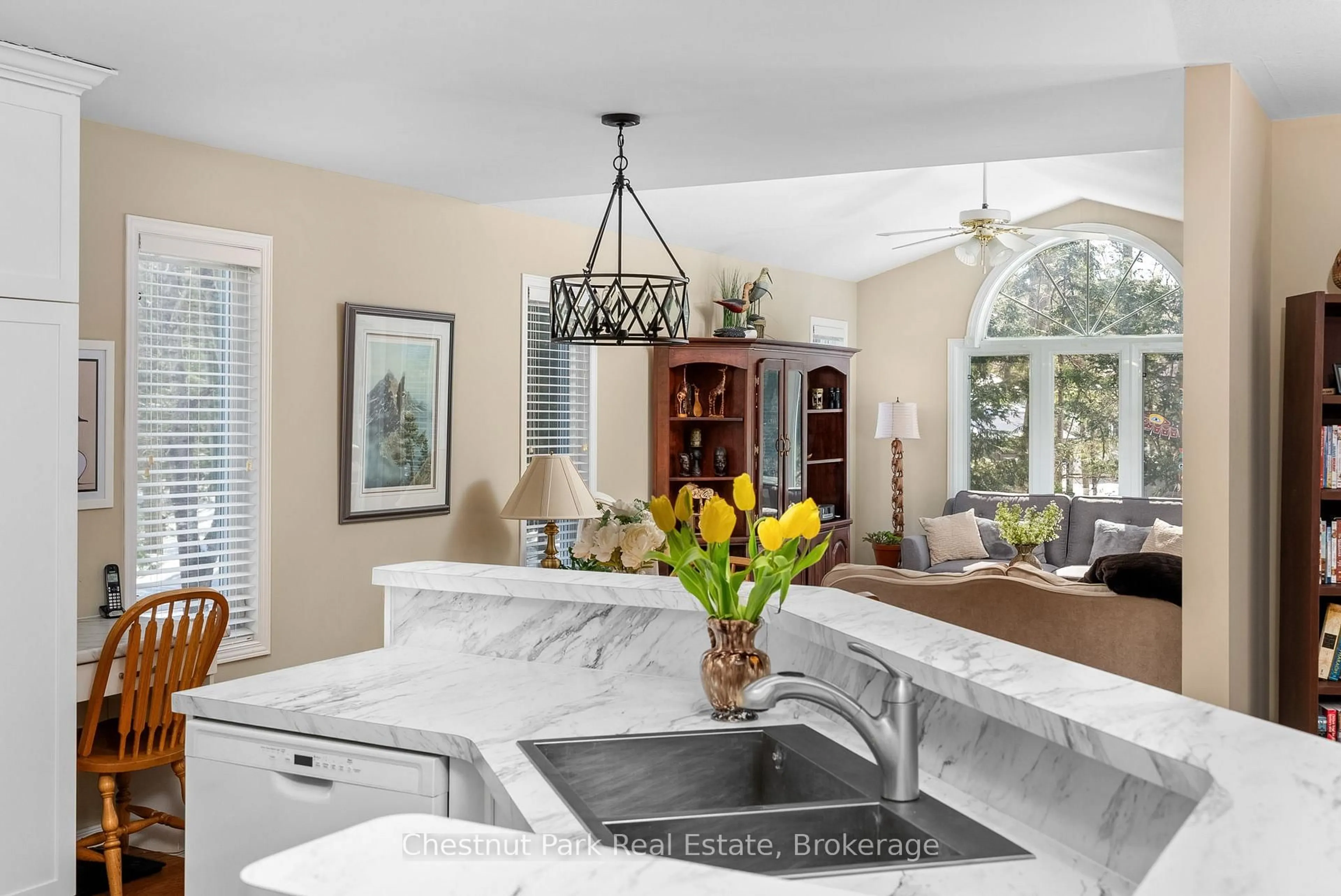 Open concept kitchen, ceramic/tile floor for 44 Springwood Cres, Gravenhurst Ontario P1P 1Y8
