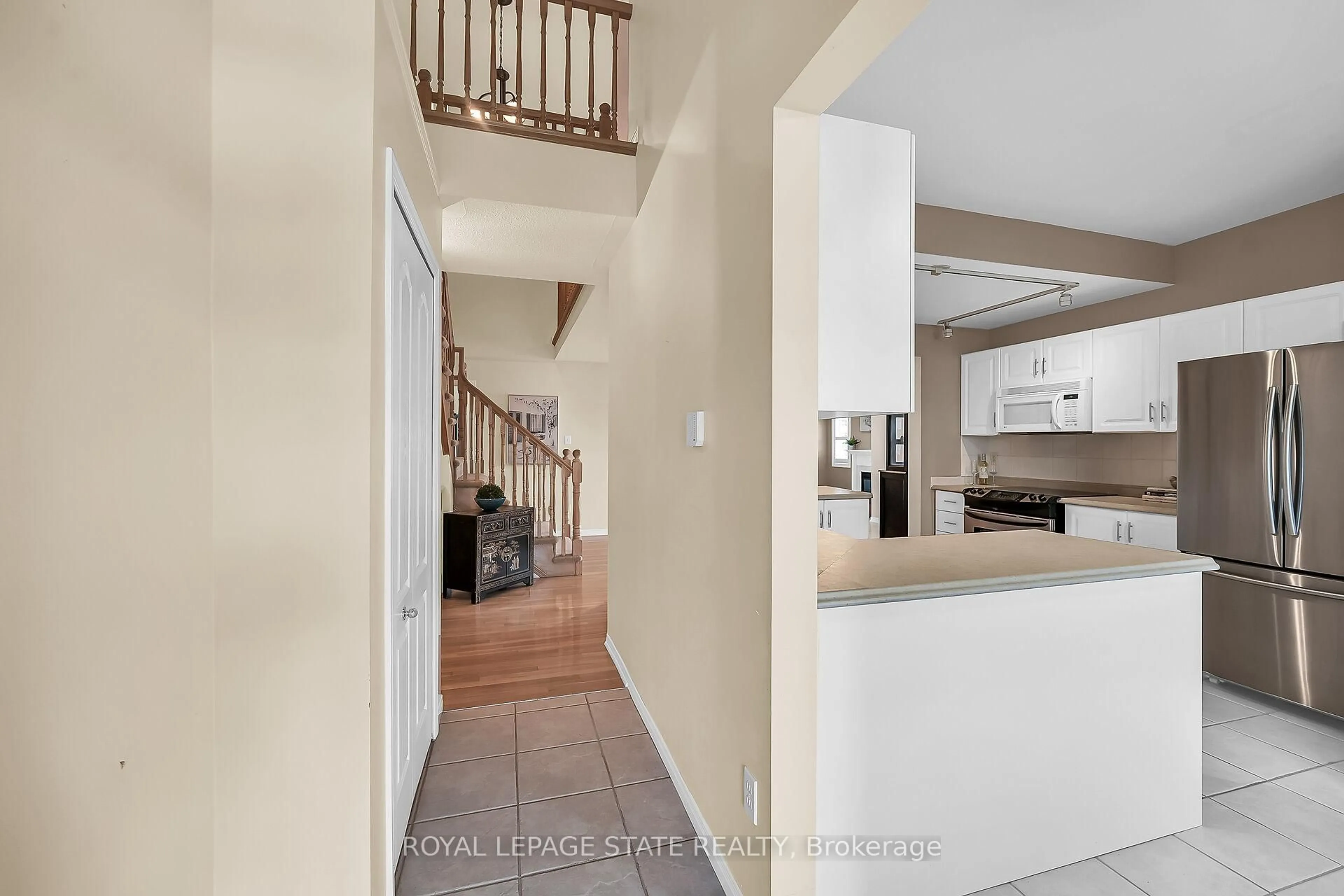 Indoor entryway for 212 Stonehenge Dr #10, Hamilton Ontario L9K 1N5