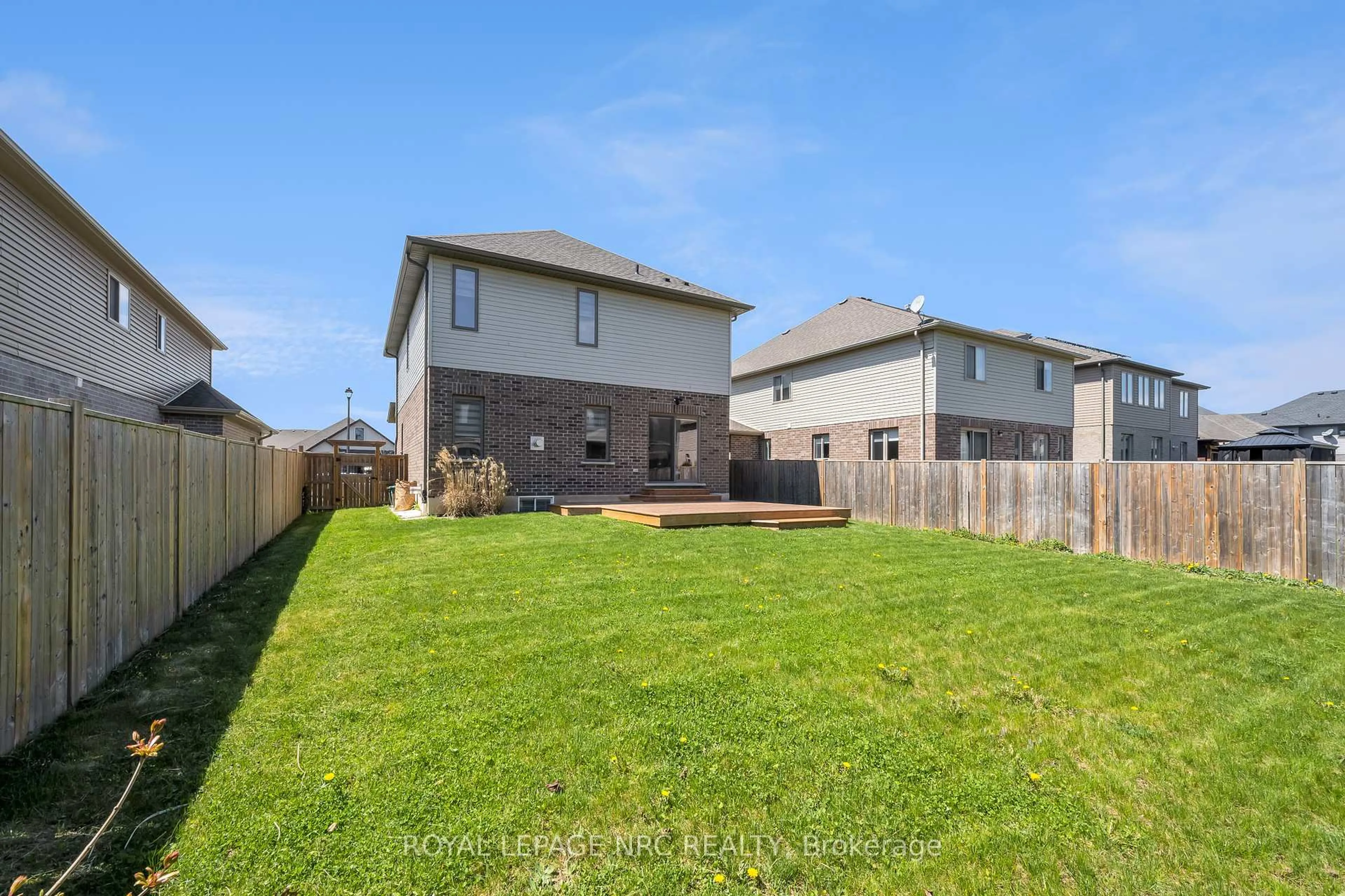 A pic from outside/outdoor area/front of a property/back of a property/a pic from drone, unknown for 29 ABBOTT Pl, Pelham Ontario L0S 1E5