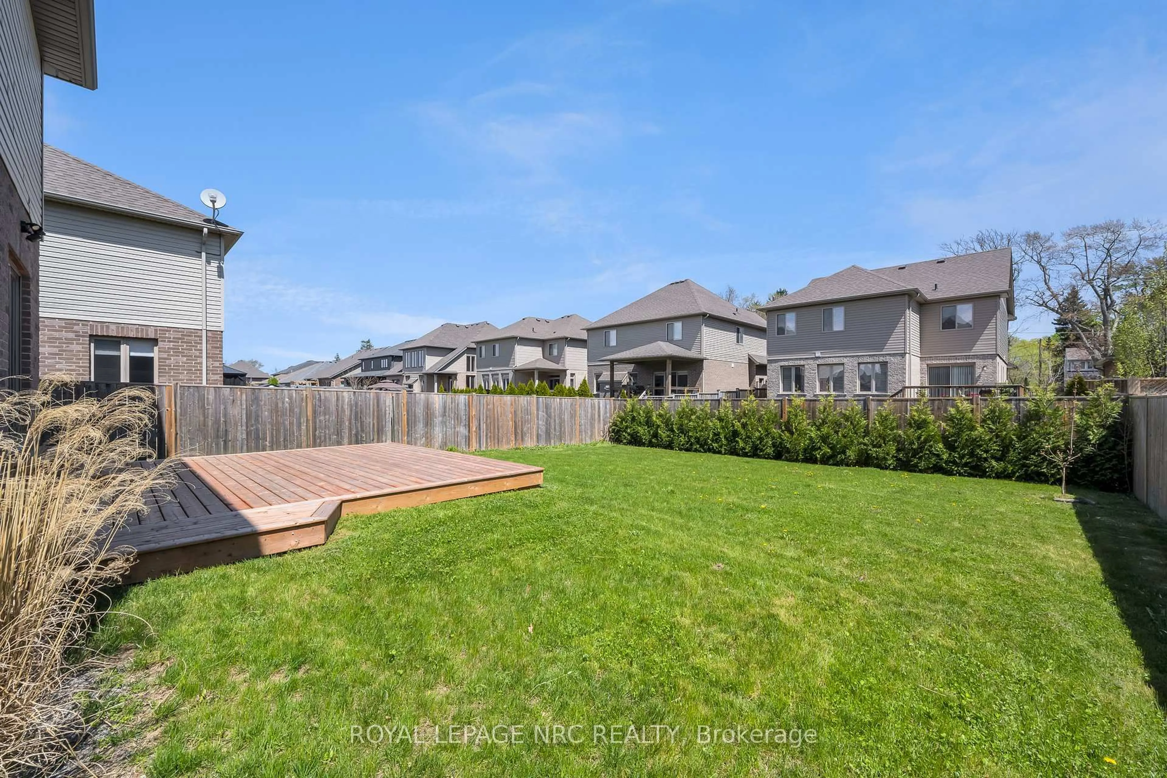A pic from outside/outdoor area/front of a property/back of a property/a pic from drone, water/lake/river/ocean view for 29 ABBOTT Pl, Pelham Ontario L0S 1E5