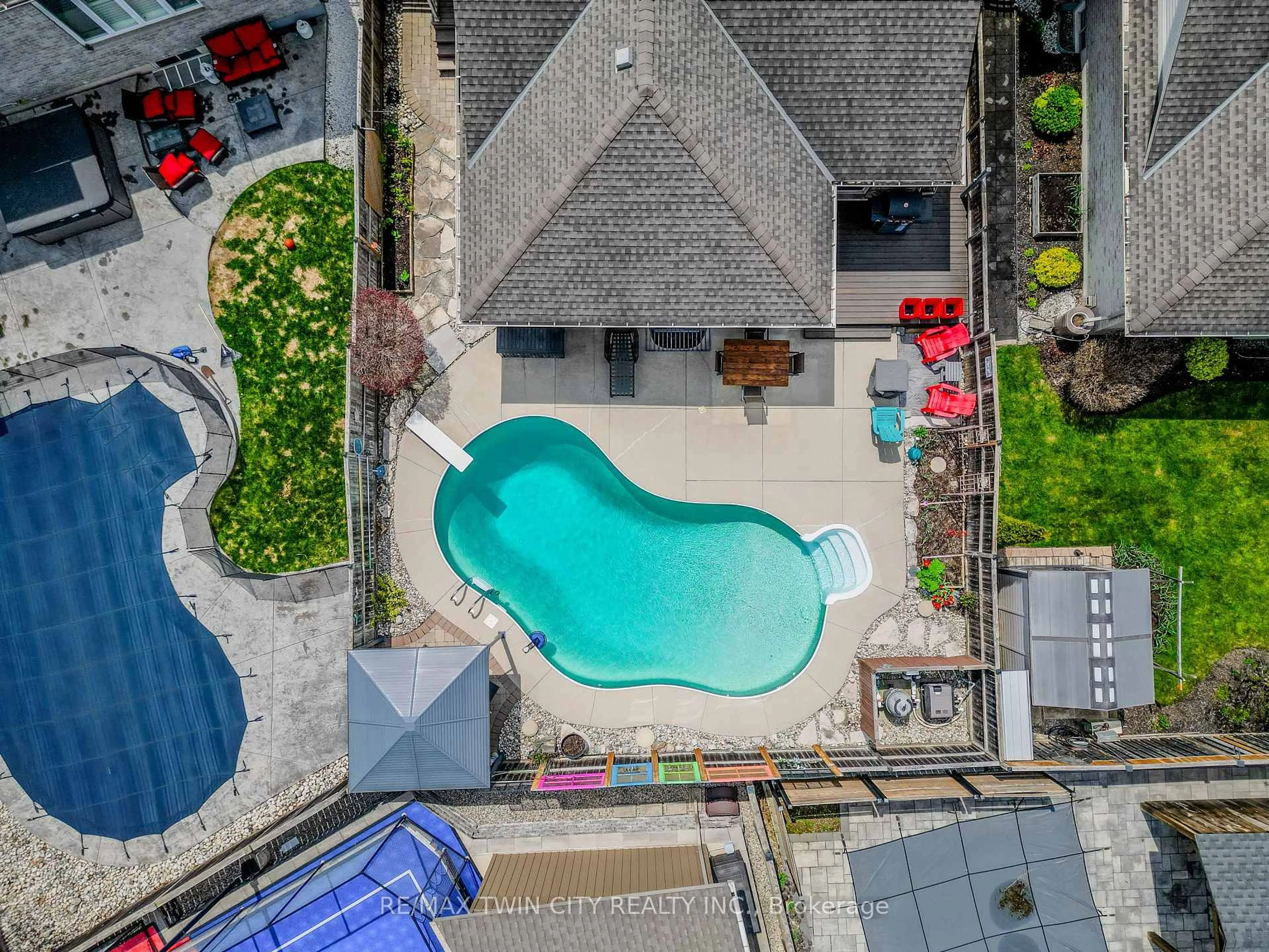 A pic from outside/outdoor area/front of a property/back of a property/a pic from drone, unknown for 630 Normandy Dr, Woodstock Ontario N4T 0C3