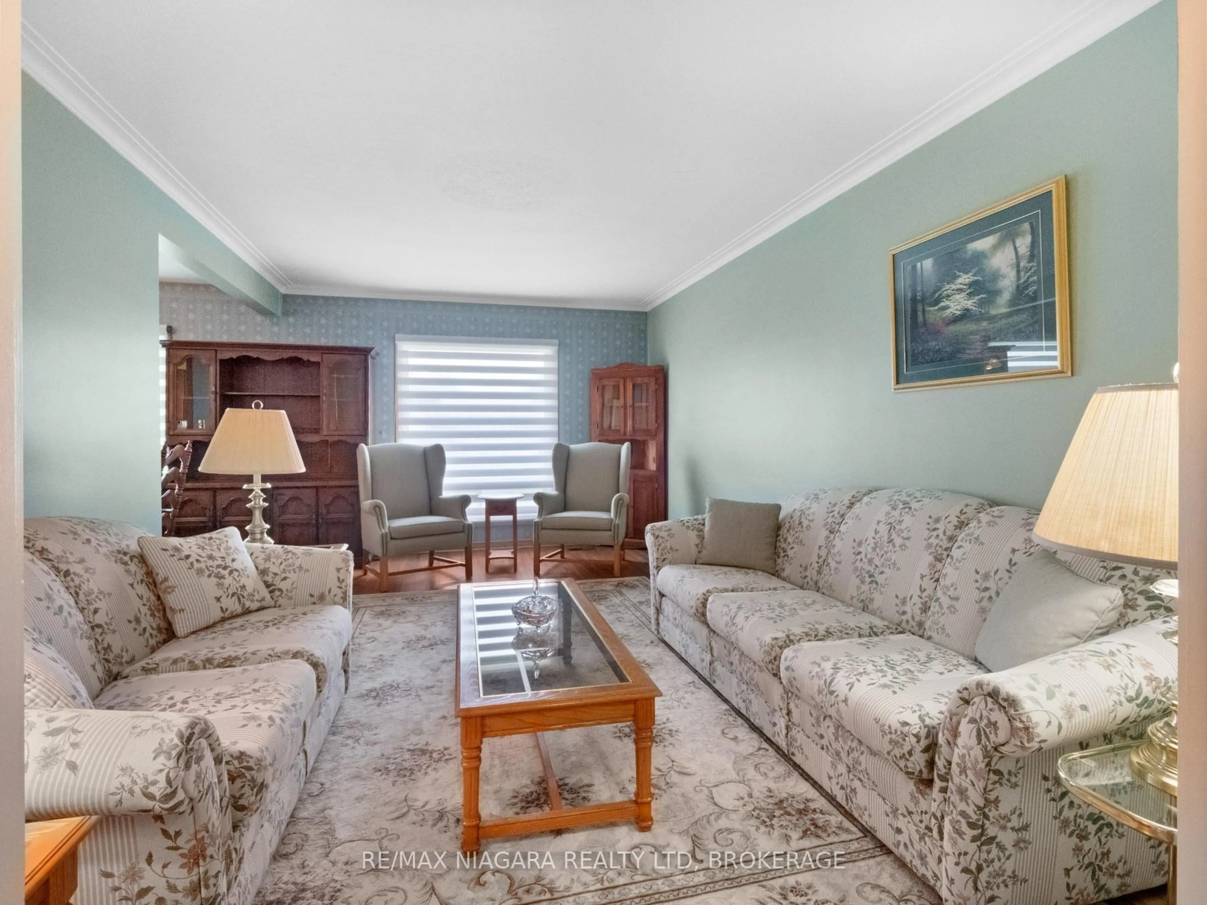 Living room with furniture, unknown for 7058 Freeman St, Niagara Falls Ontario L2E 5V5