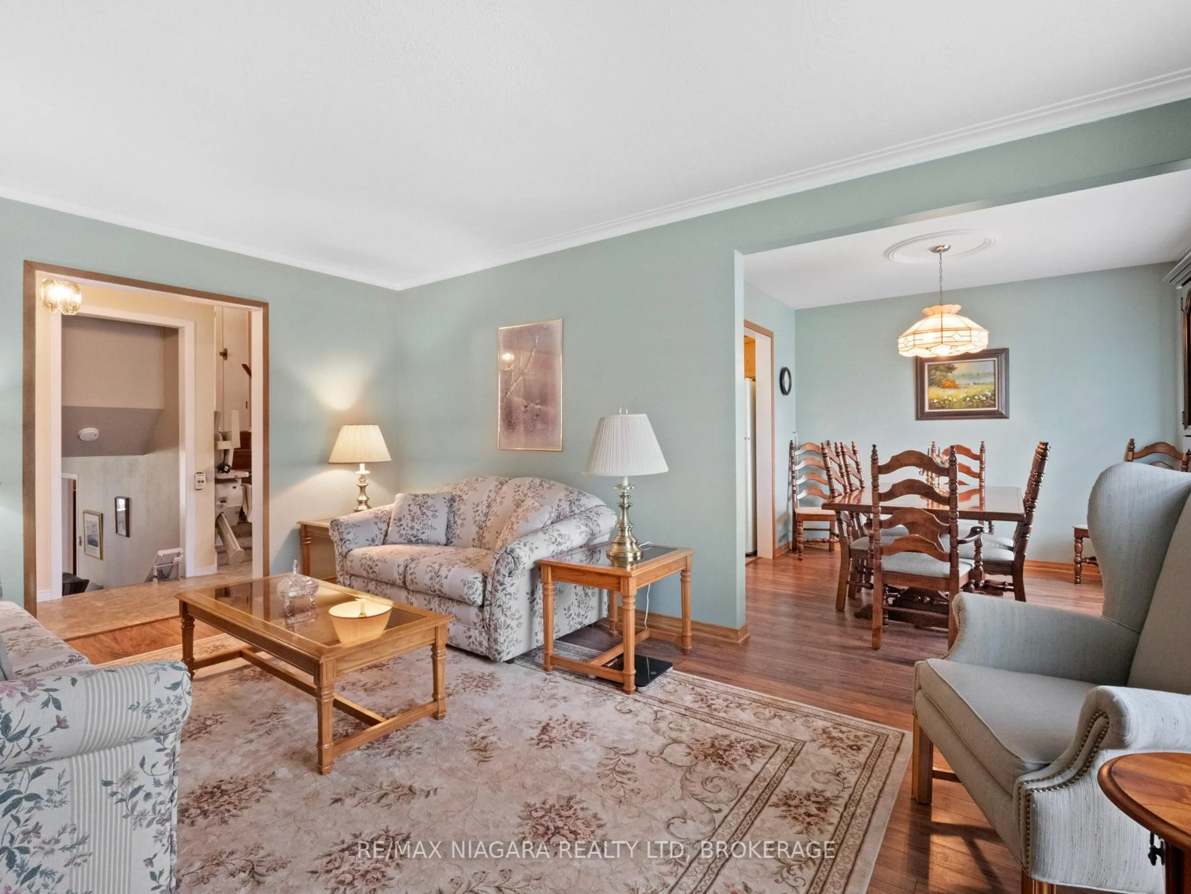 Living room with furniture, unknown for 7058 Freeman St, Niagara Falls Ontario L2E 5V5