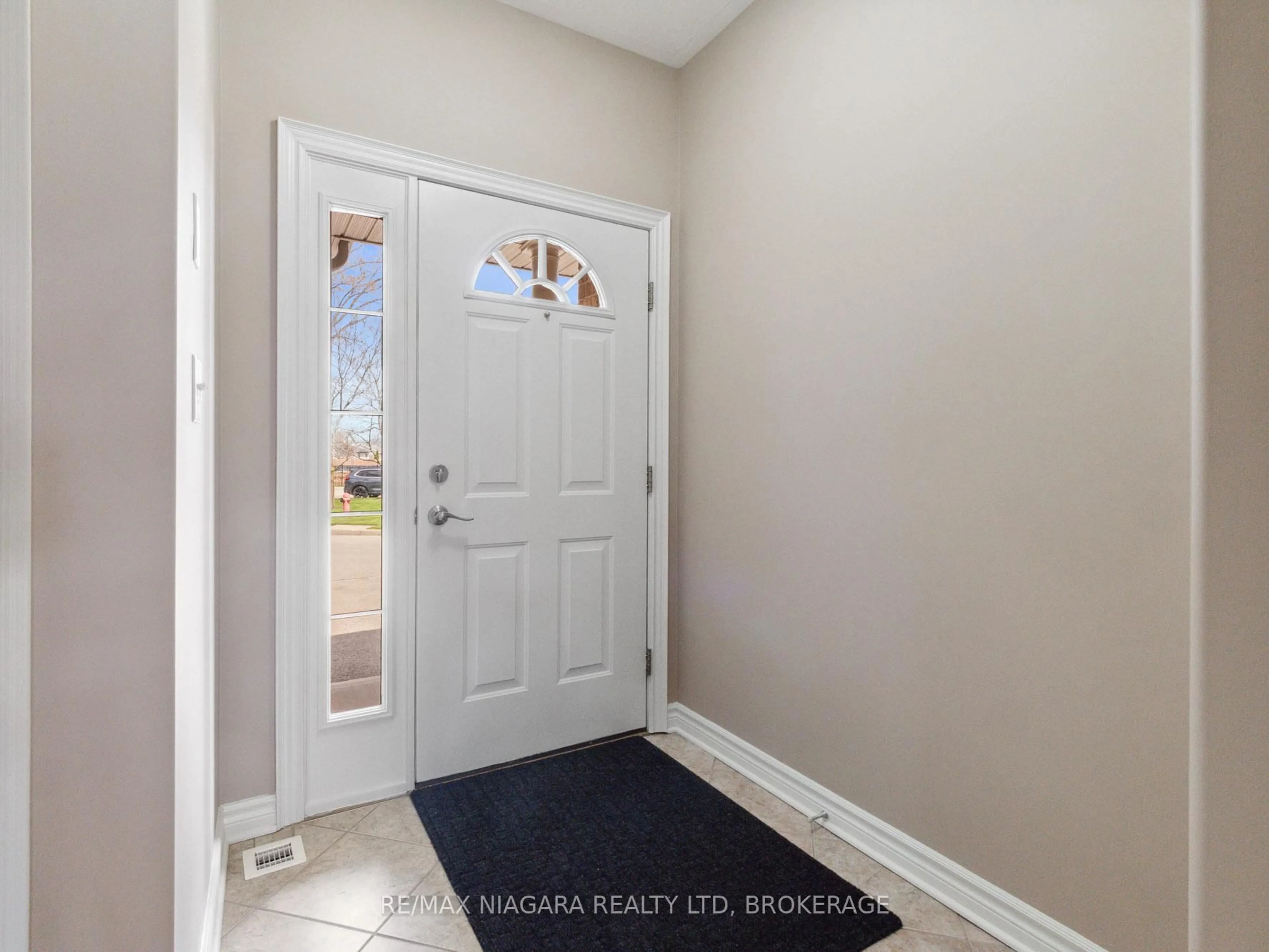 Indoor entryway for 4291 Montrose Rd #5, Niagara Falls Ontario L2H 1K1