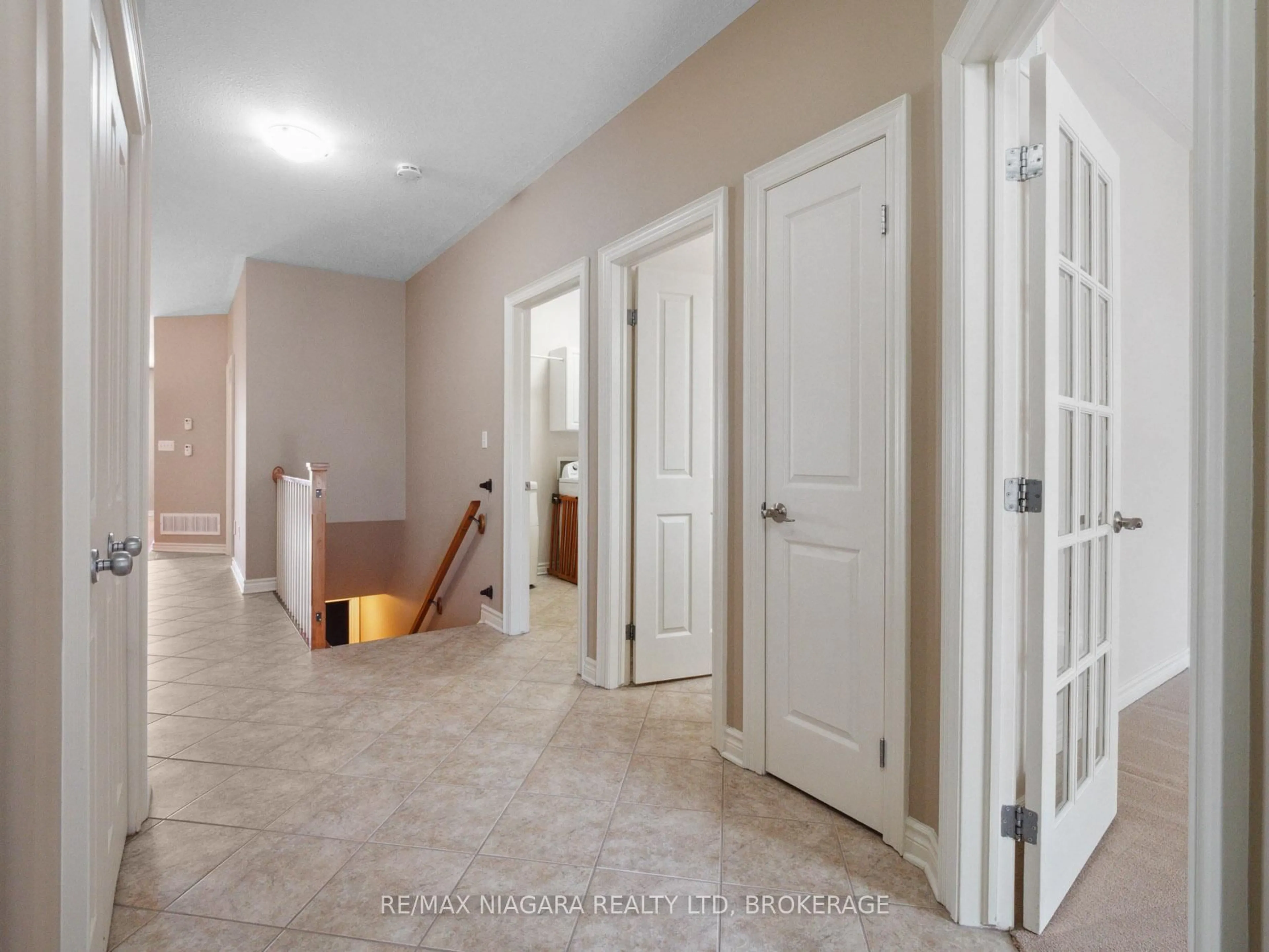 Indoor entryway for 4291 Montrose Rd #5, Niagara Falls Ontario L2H 1K1